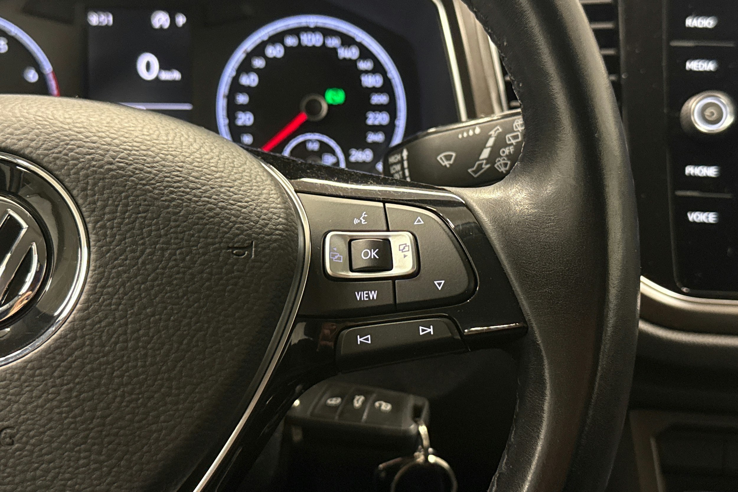 valkoinen Volkswagen T-Roc 2020 kuva 16.