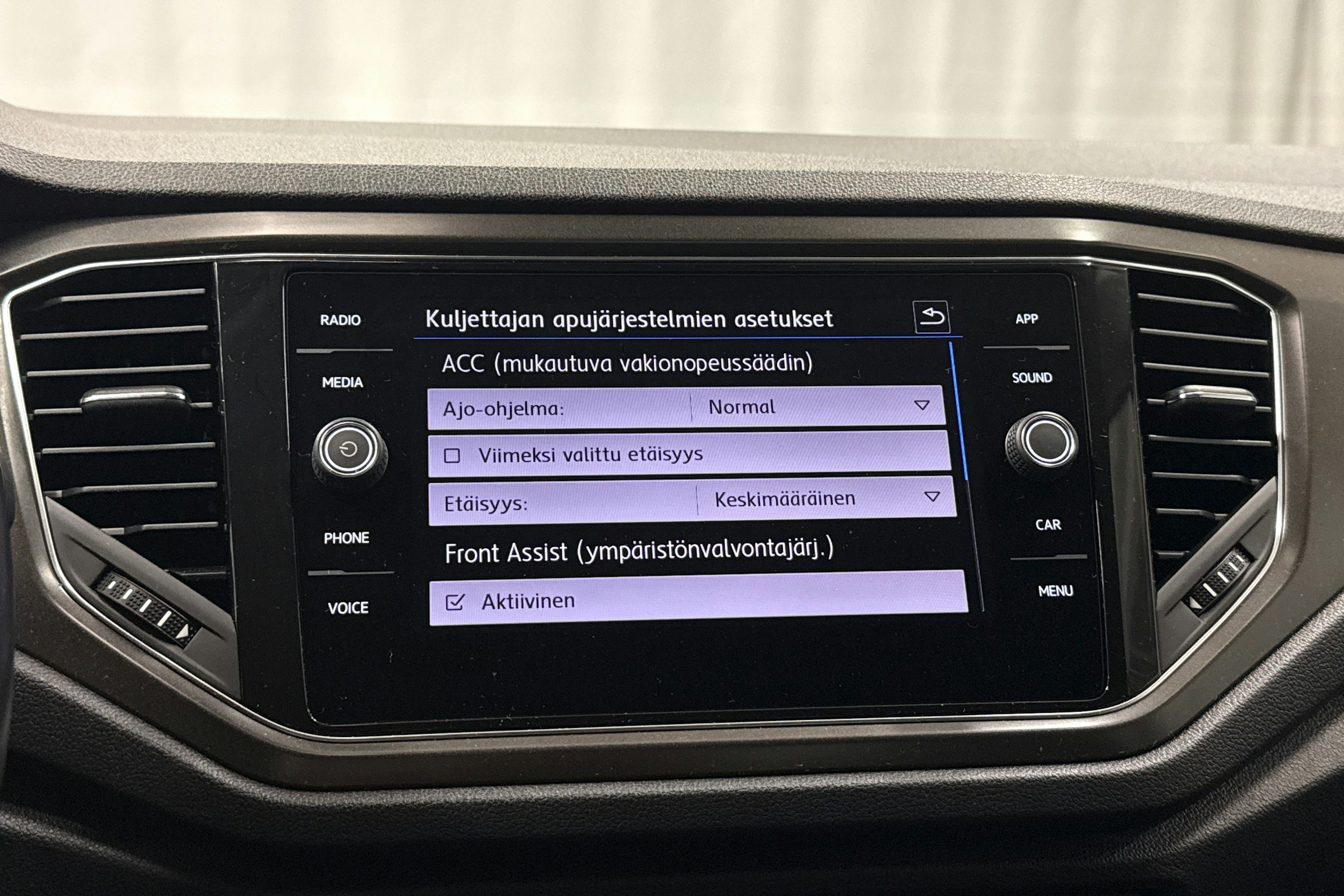 valkoinen Volkswagen T-Roc 2020 kuva 18.