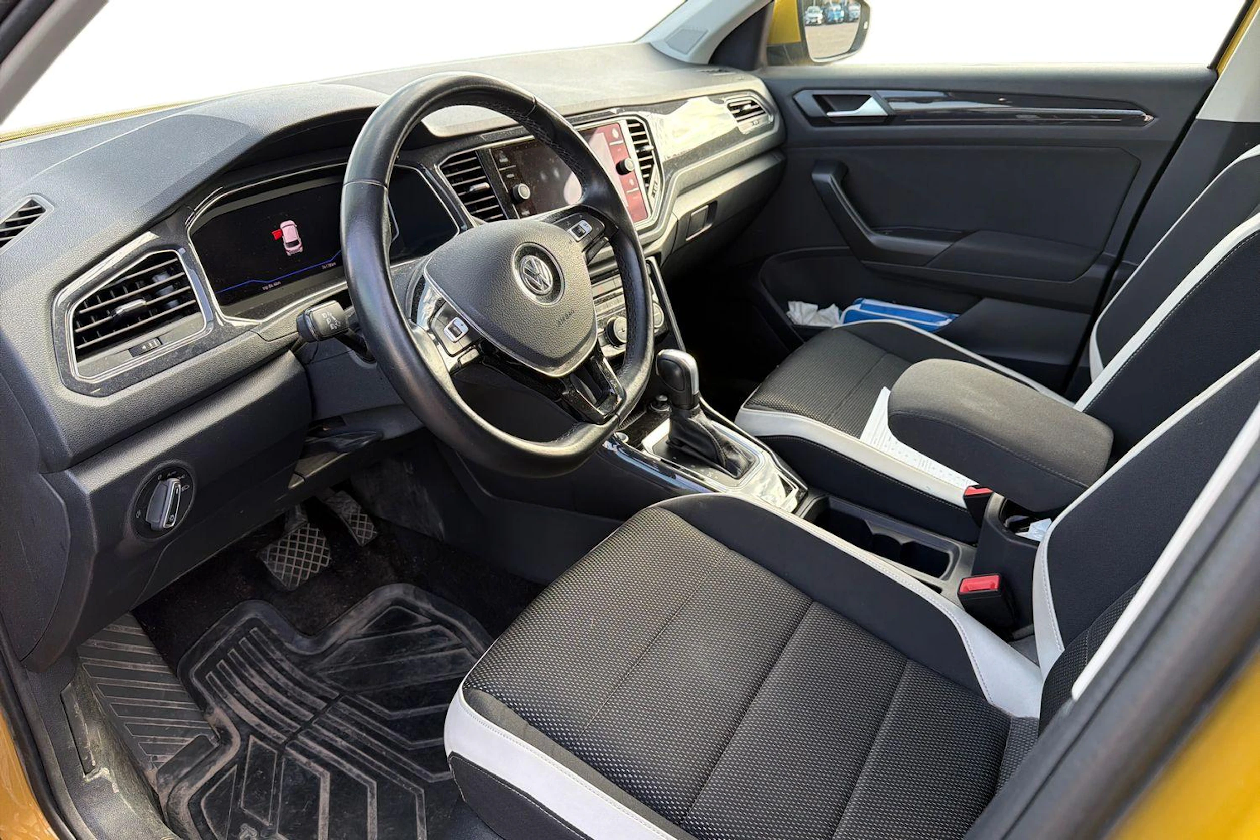keltainen Volkswagen T-Roc 2020 kuva 3.