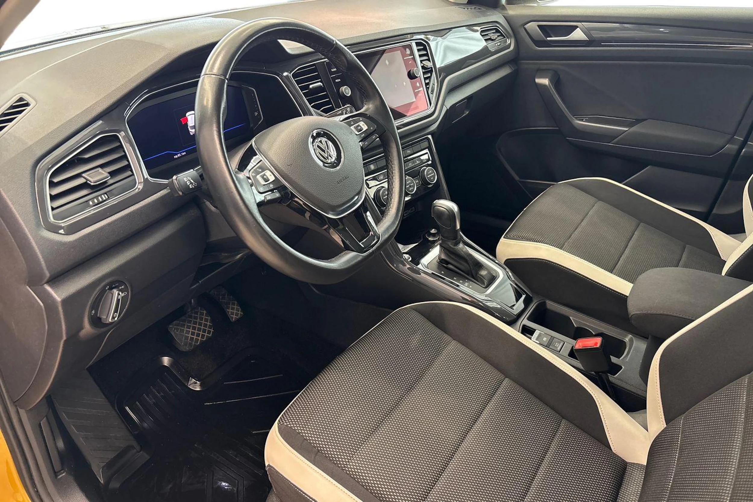 keltainen Volkswagen T-Roc 2020 kuva 6.