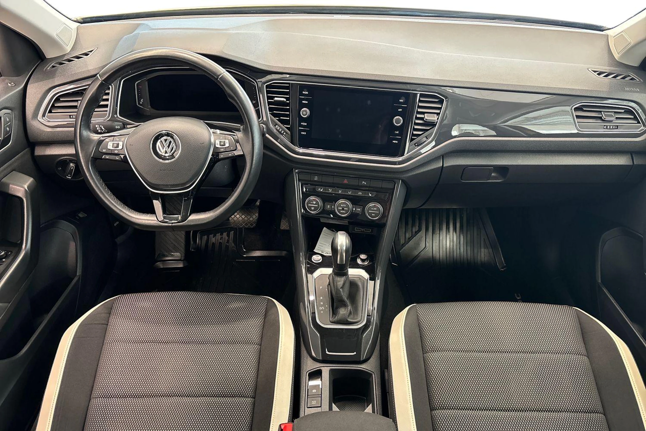 keltainen Volkswagen T-Roc 2020 kuva 7.