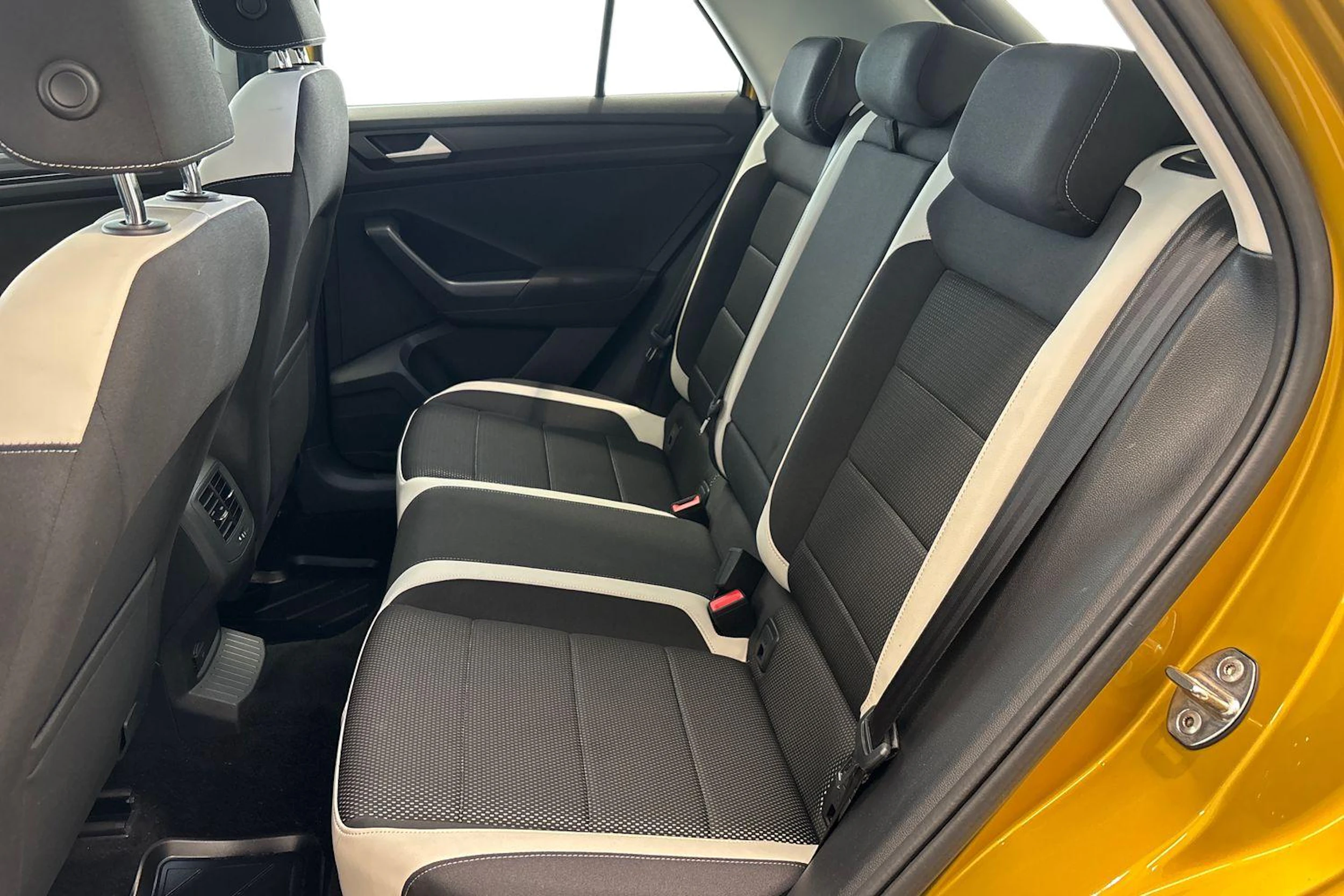 keltainen Volkswagen T-Roc 2020 kuva 8.