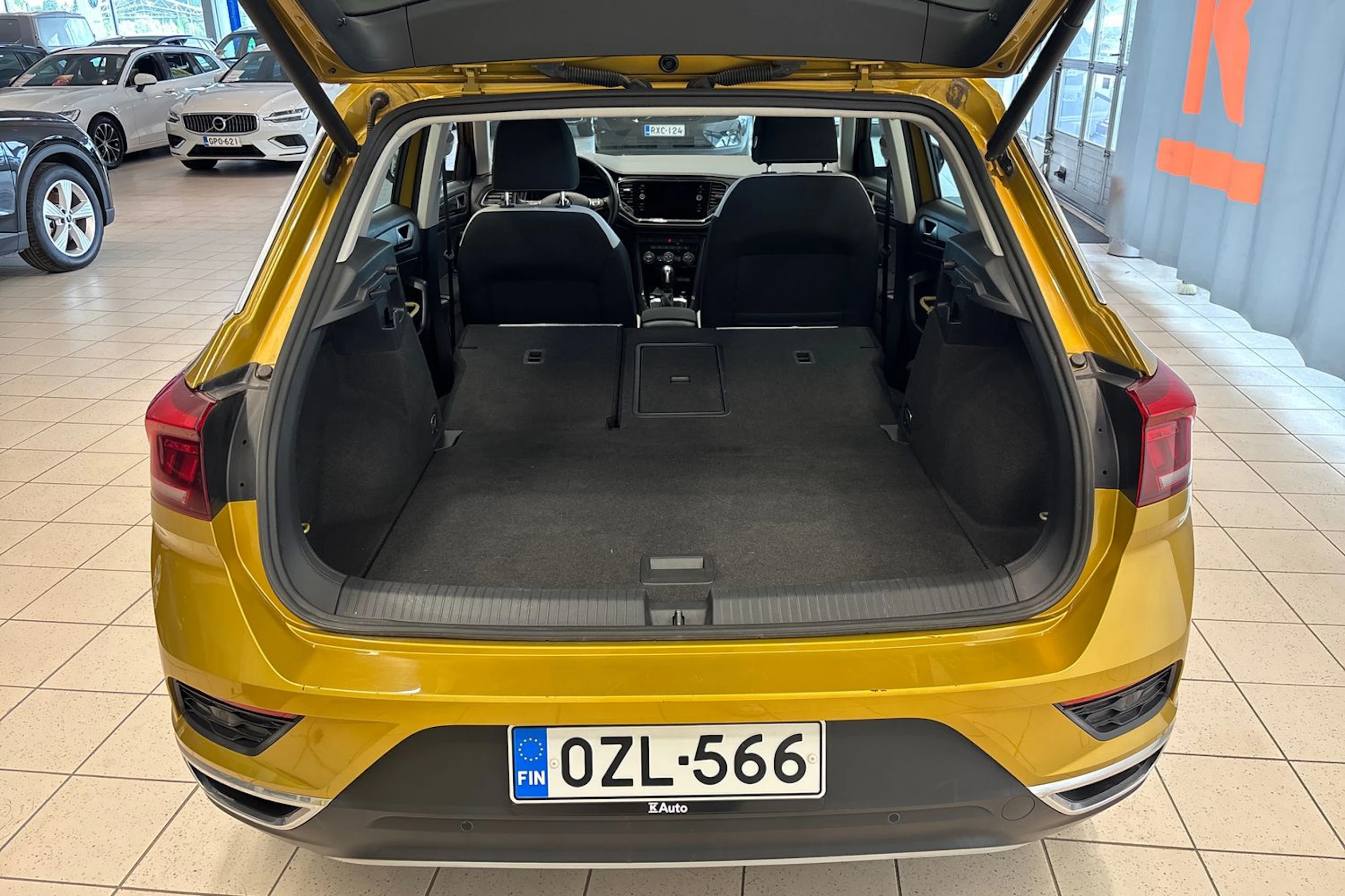 keltainen Volkswagen T-Roc 2020 kuva 13.