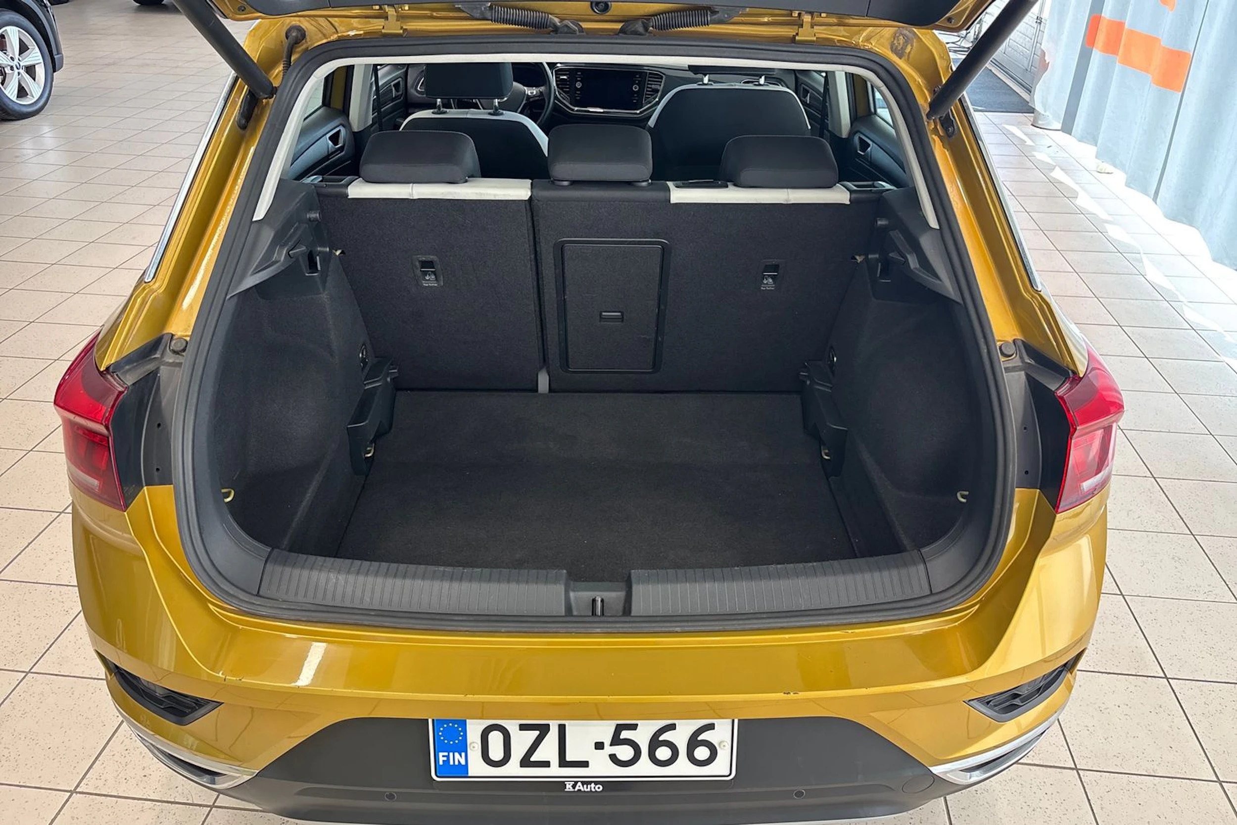 keltainen Volkswagen T-Roc 2020 kuva 14.
