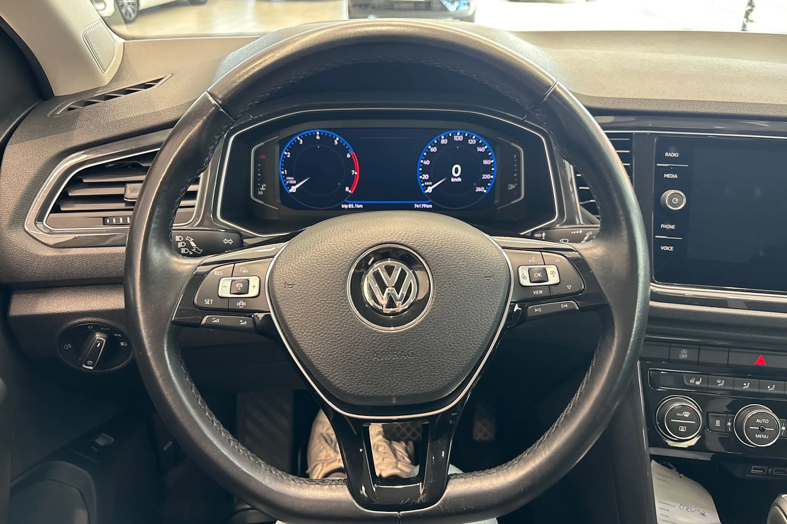 keltainen Volkswagen T-Roc 2020 kuva 16.