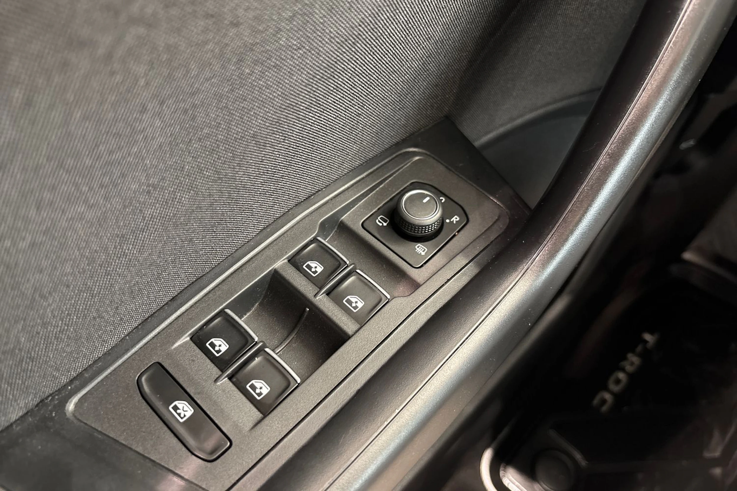 keltainen Volkswagen T-Roc 2020 kuva 17.