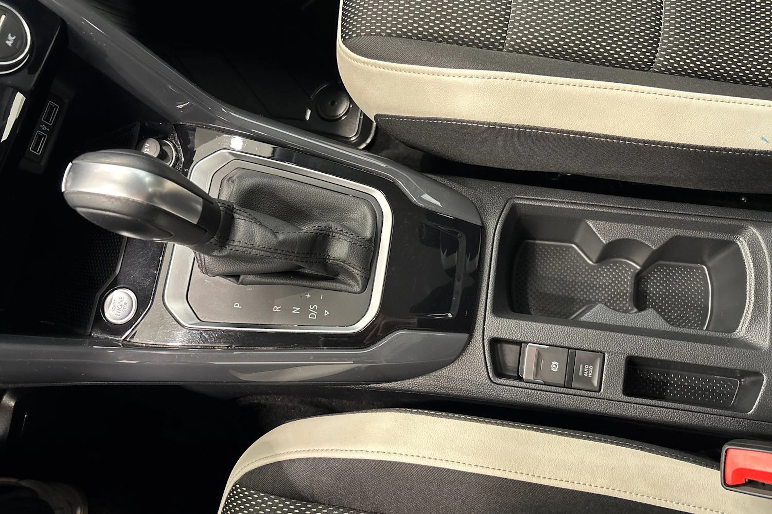 keltainen Volkswagen T-Roc 2020 kuva 22.