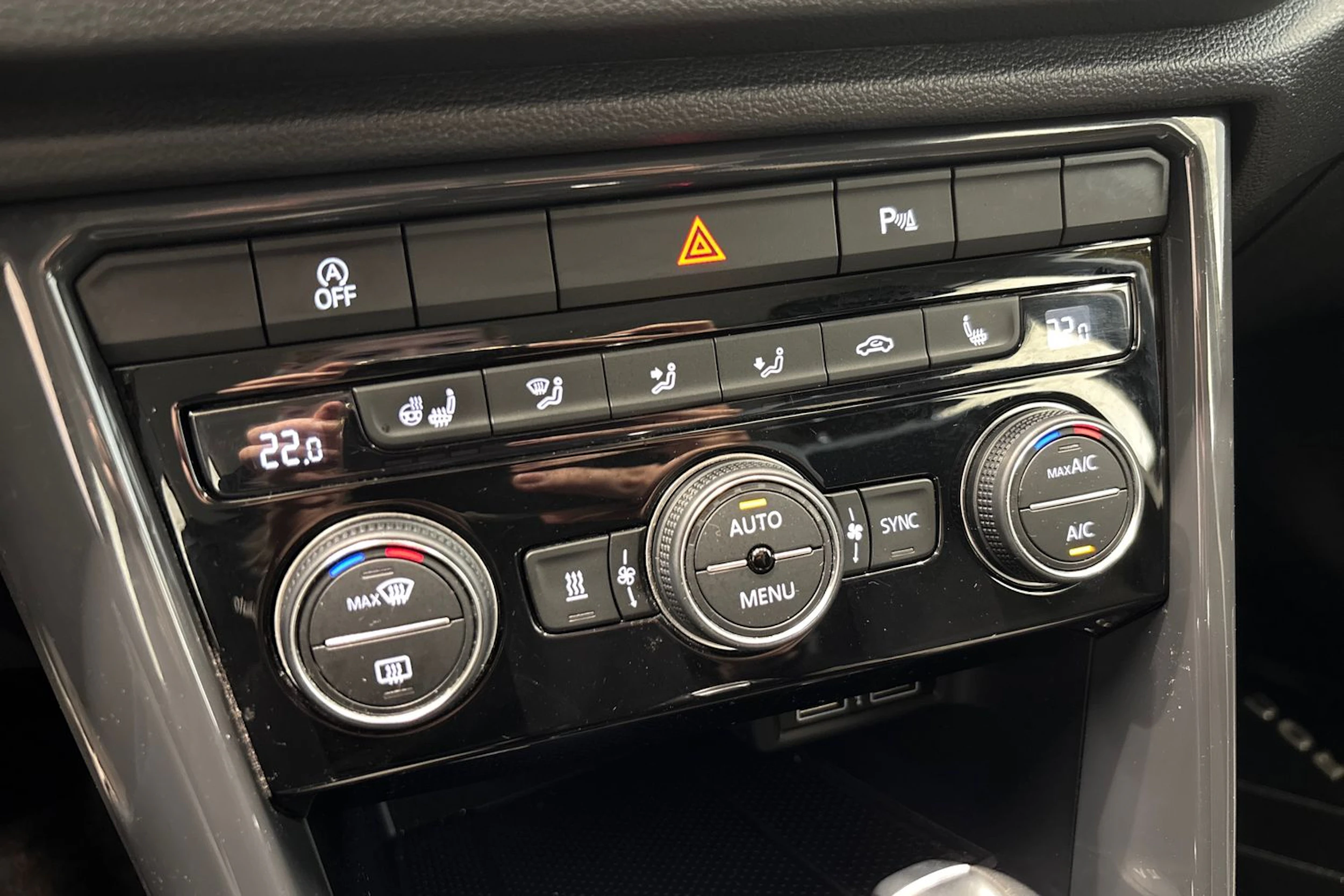 keltainen Volkswagen T-Roc 2020 kuva 23.