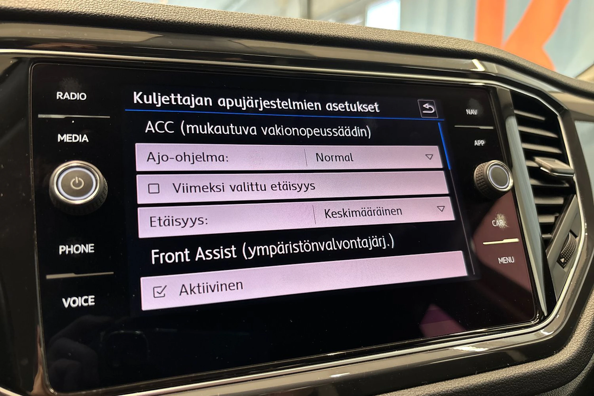 keltainen Volkswagen T-Roc 2020 kuva 27.