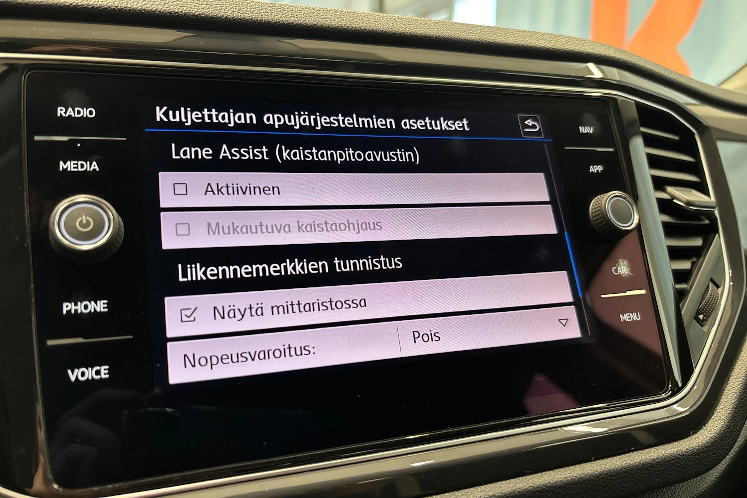 keltainen Volkswagen T-Roc 2020 kuva 28.
