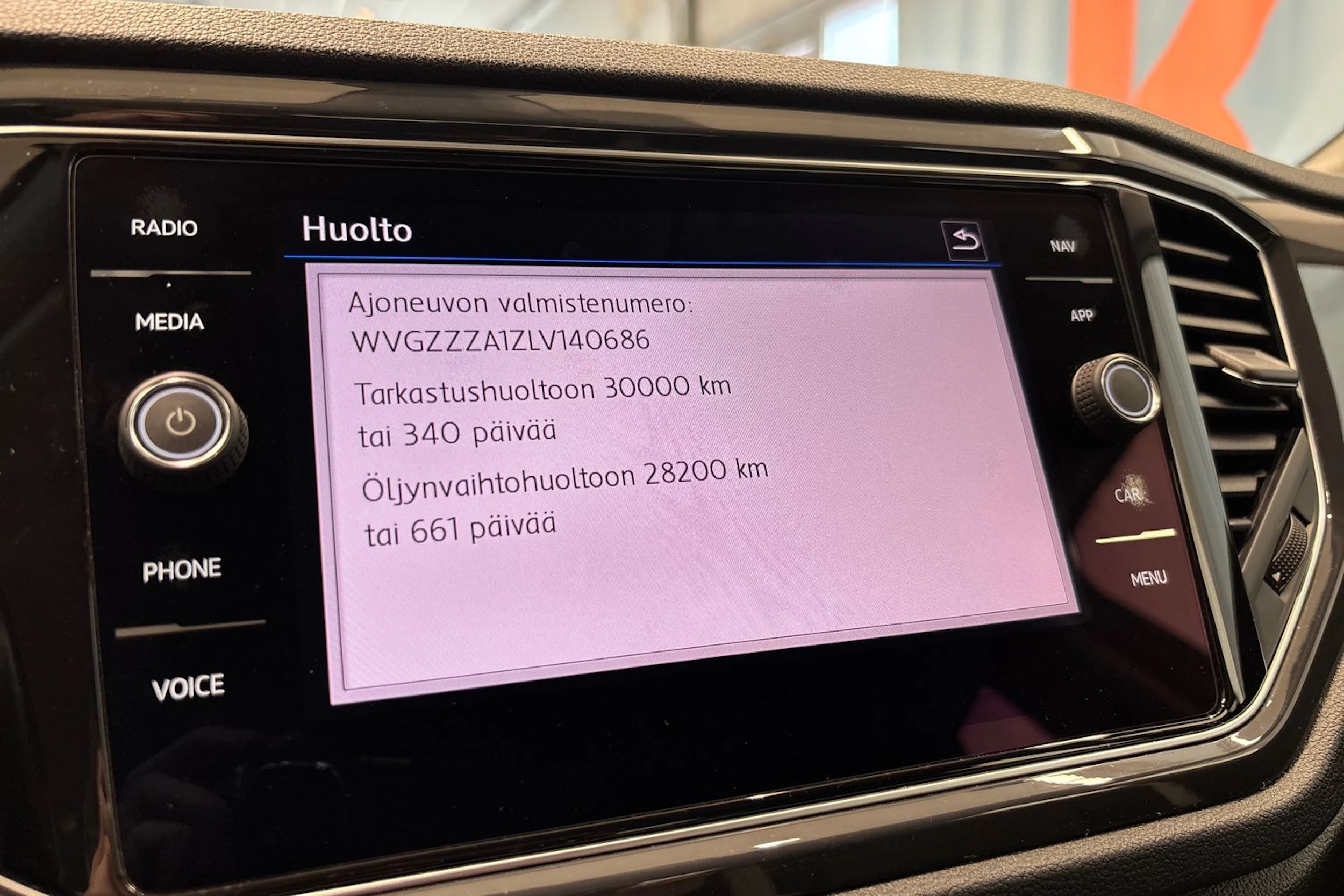 keltainen Volkswagen T-Roc 2020 kuva 29.