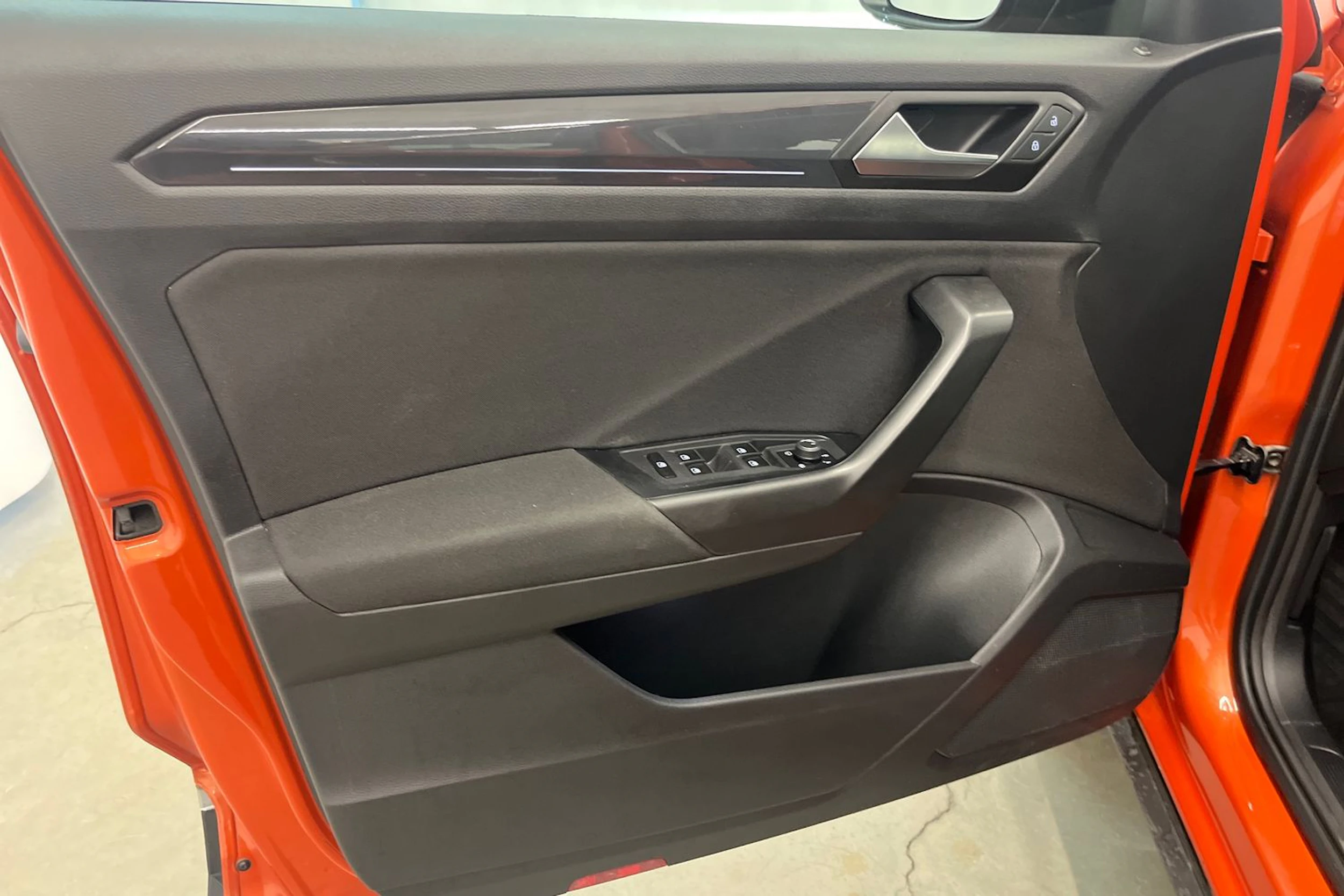 oranssi Volkswagen T-Roc 2020 kuva 11.