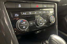 oranssi Volkswagen T-Roc 2020 kuva 16.