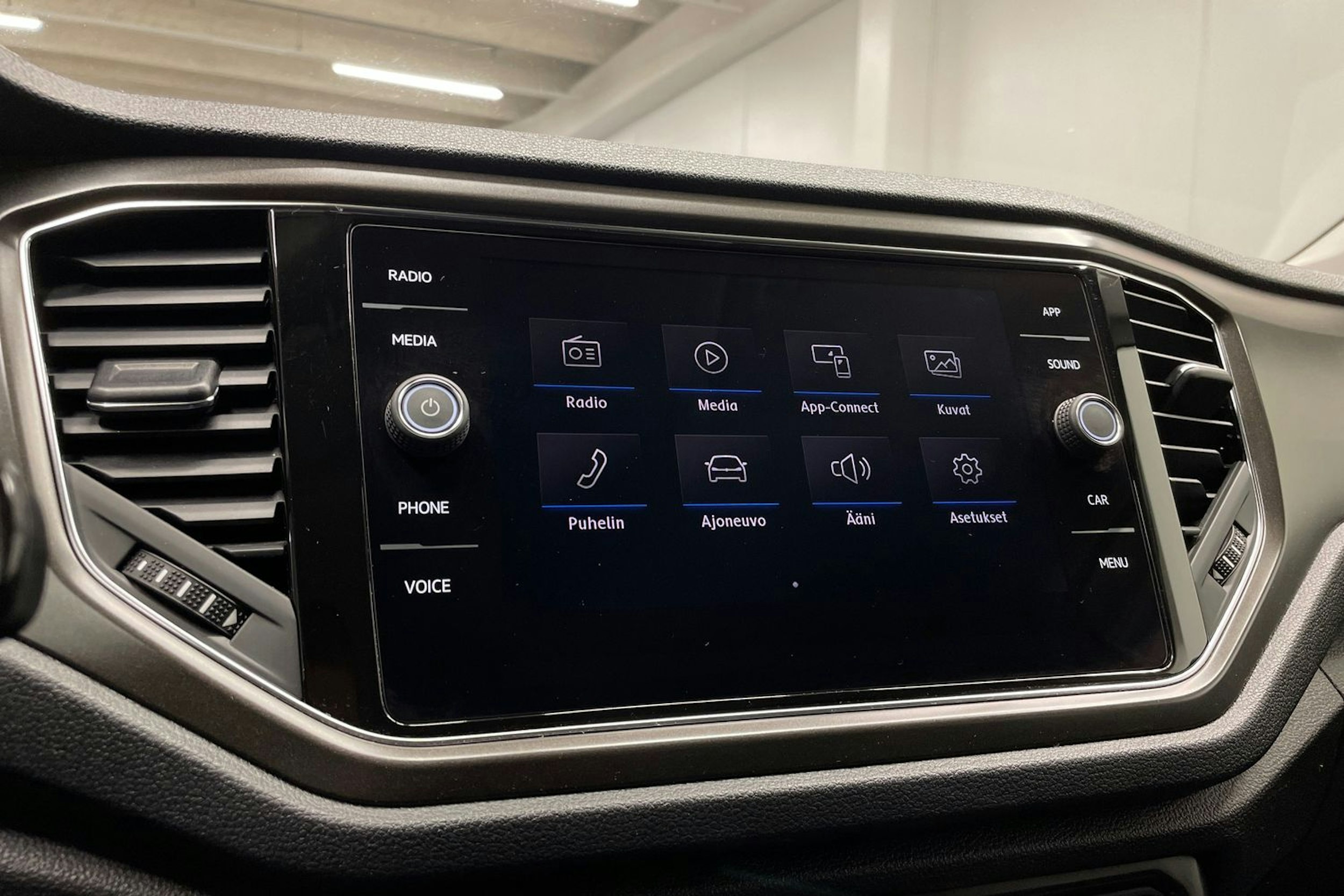 valkoinen Volkswagen T-Roc 2020 kuva 16.