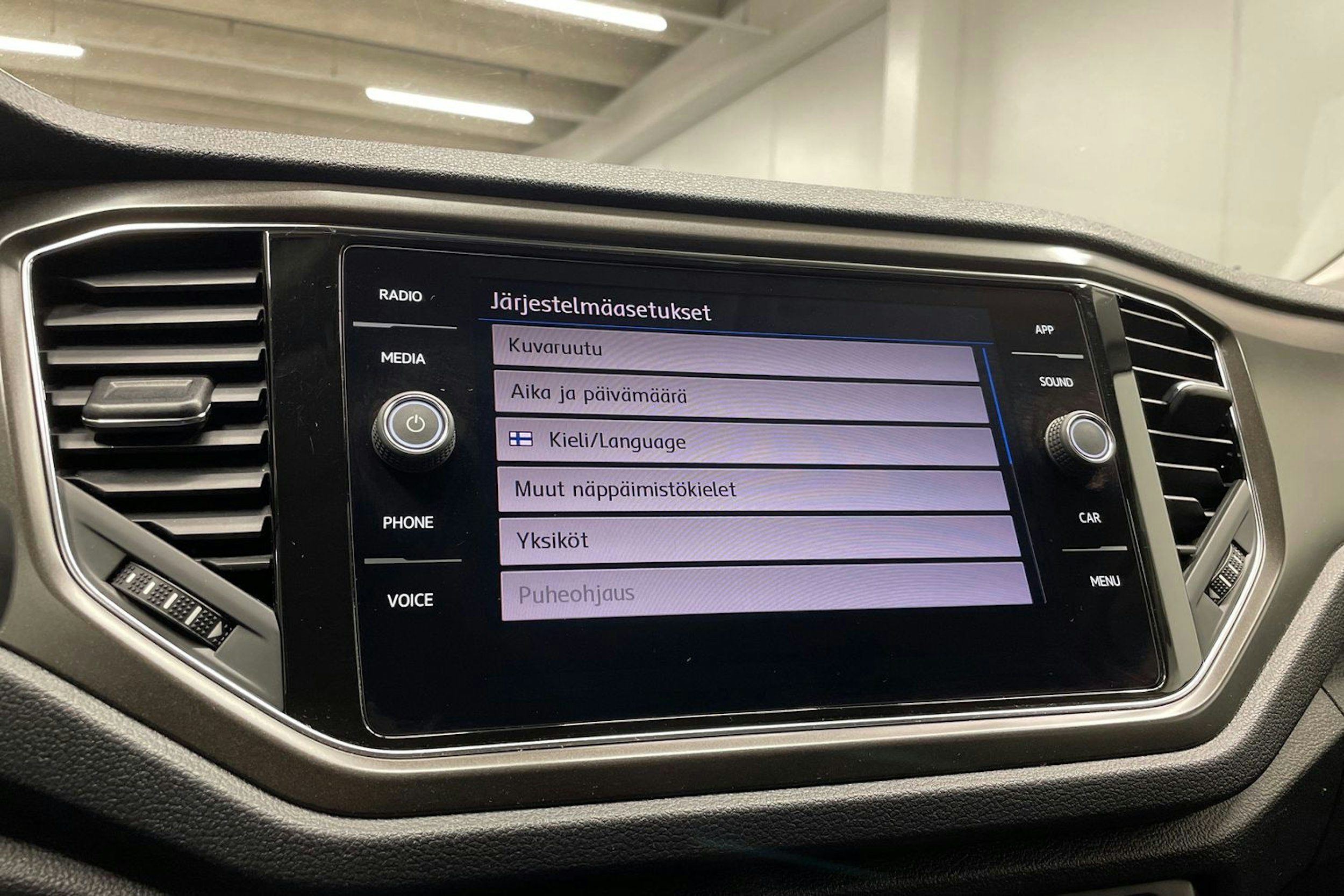 valkoinen Volkswagen T-Roc 2020 kuva 17.