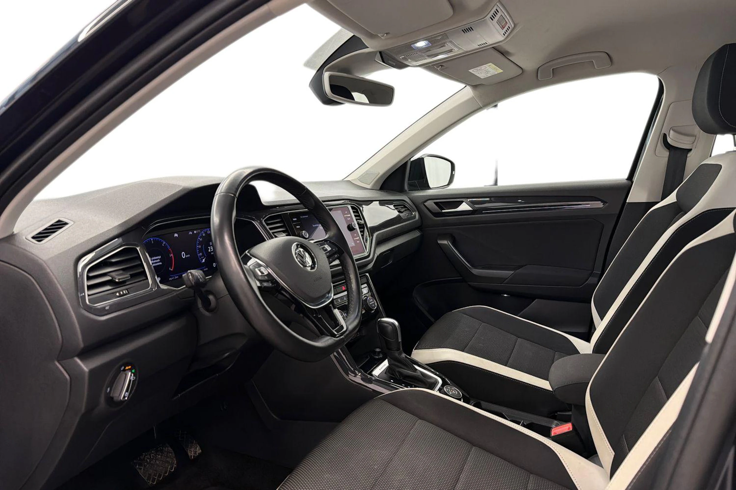 musta Volkswagen T-Roc 2020 kuva 6.