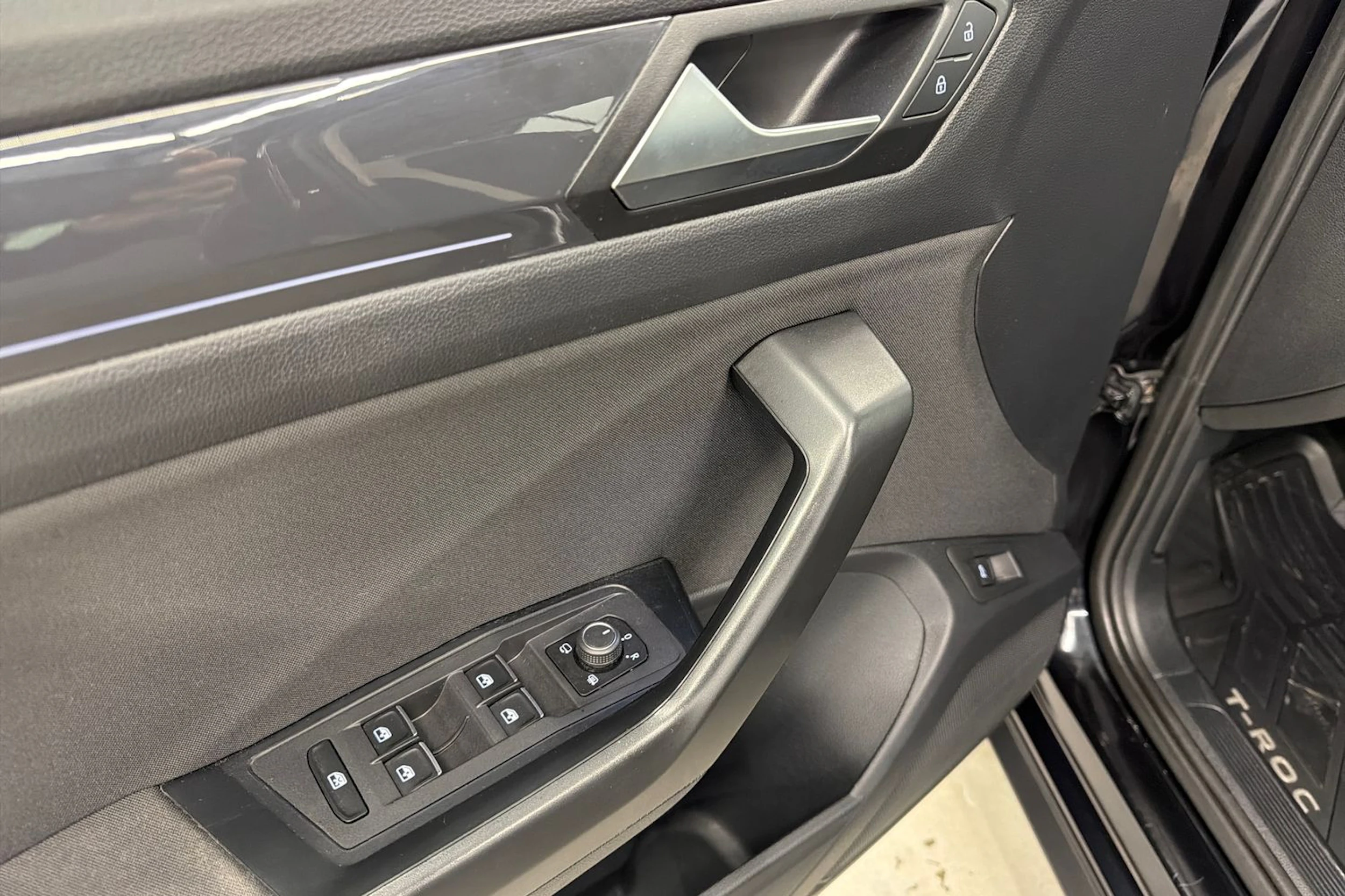 musta Volkswagen T-Roc 2020 kuva 11.