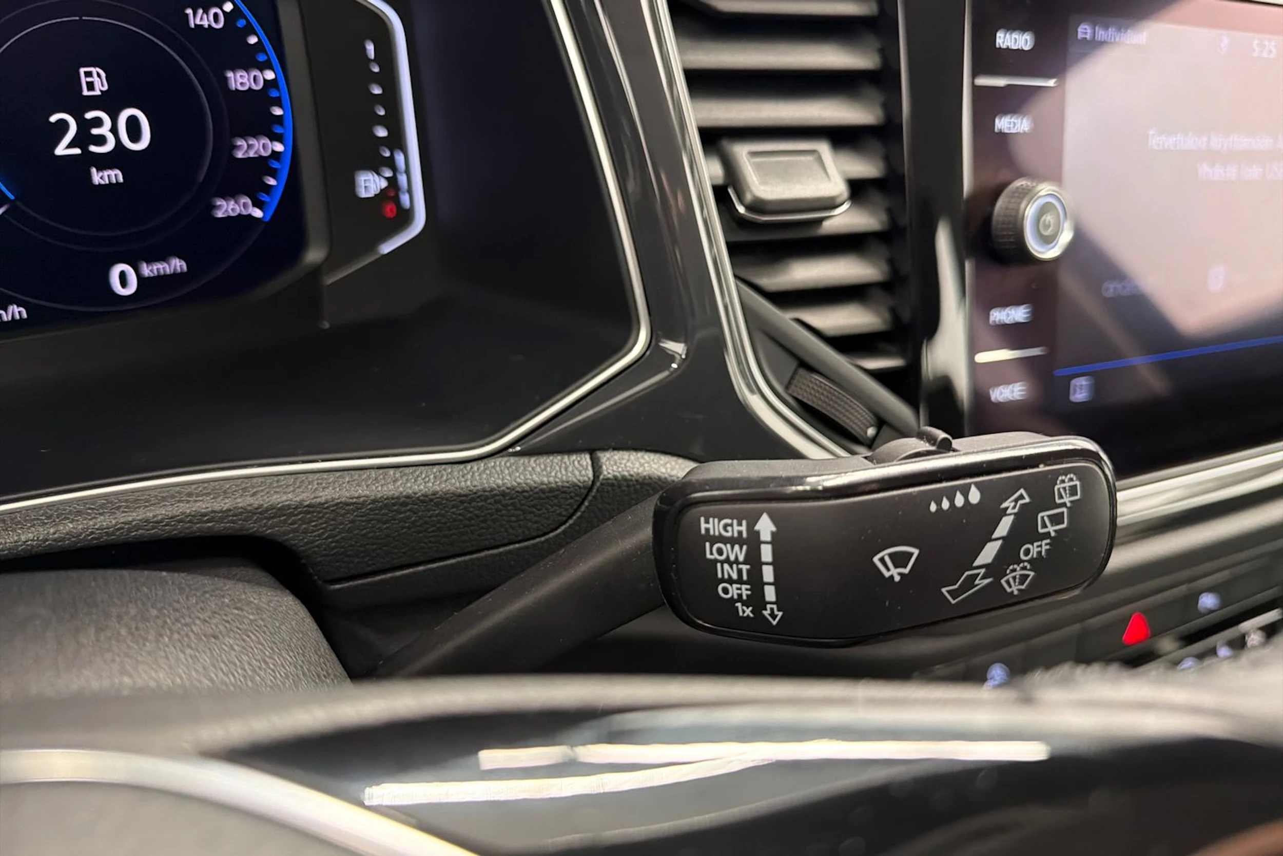 musta Volkswagen T-Roc 2020 kuva 16.