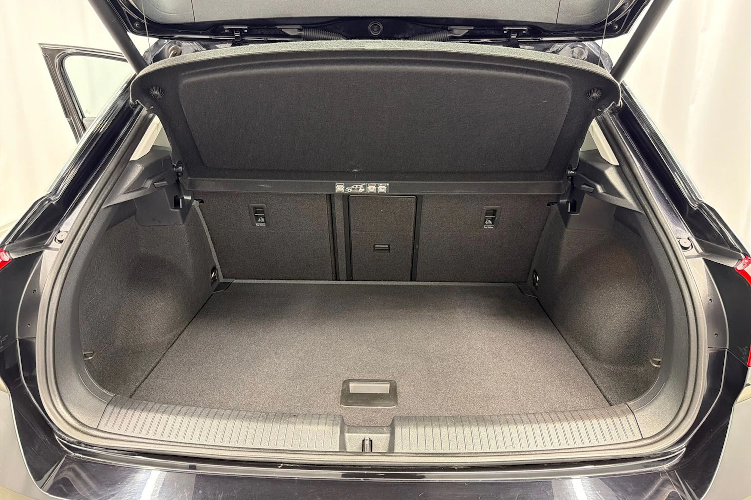 musta Volkswagen T-Roc 2020 kuva 31.