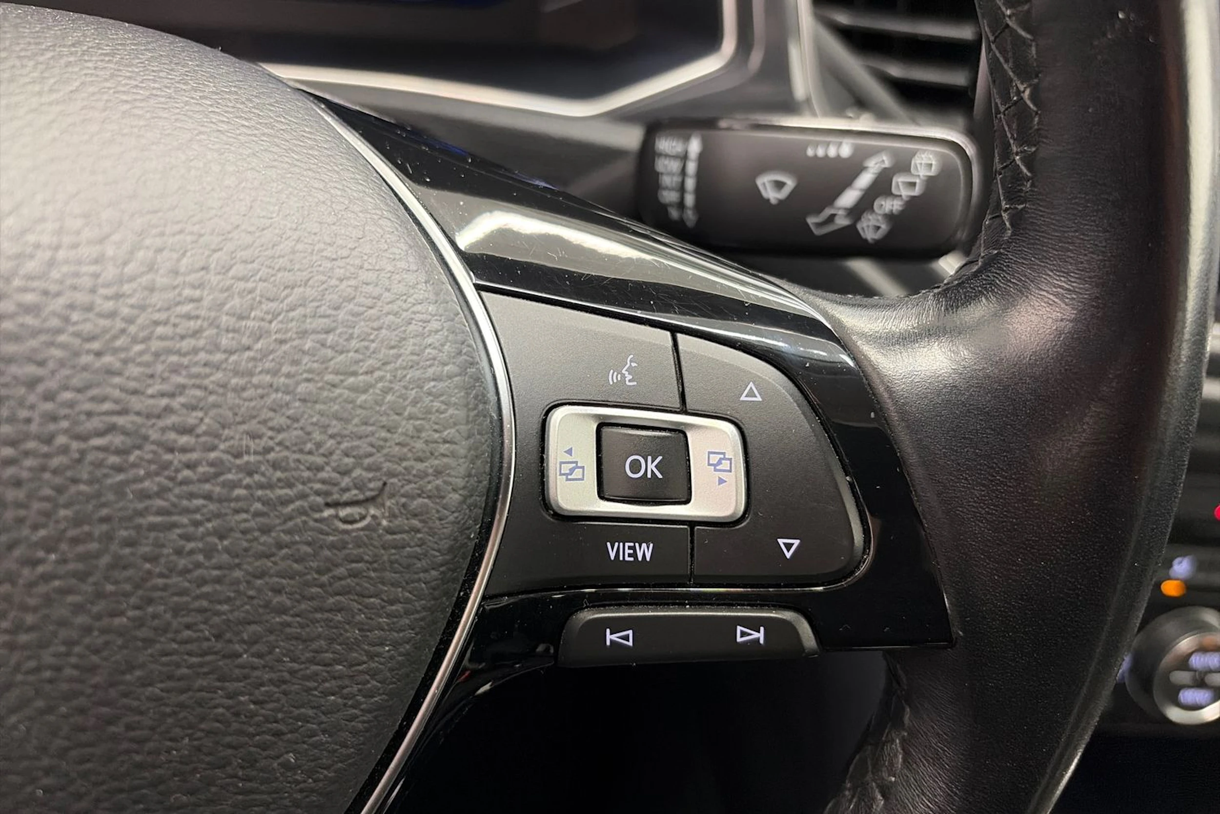 harmaa Volkswagen T-Roc 2020 kuva 16.