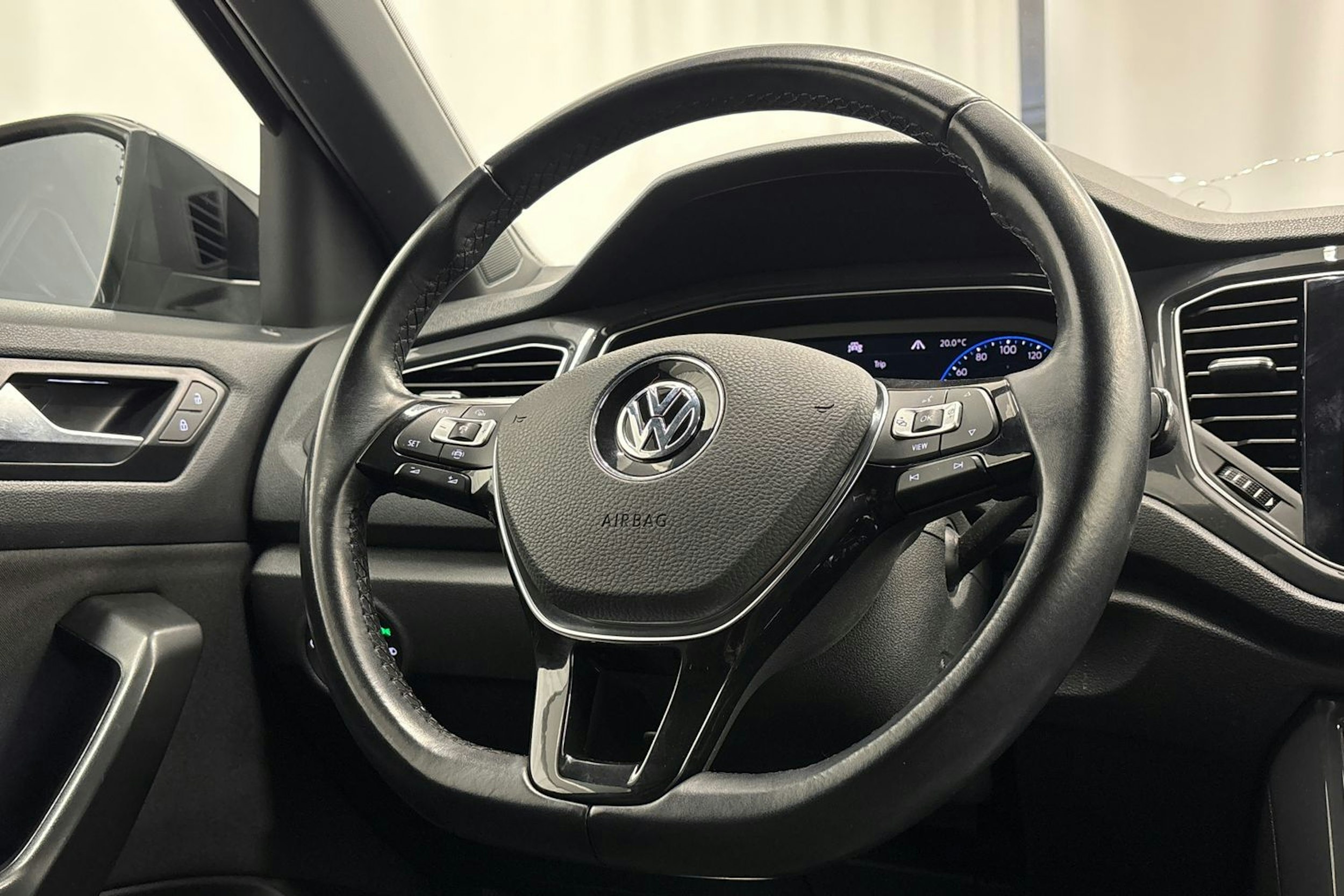 met. musta Volkswagen T-Roc 2020 kuva 15.