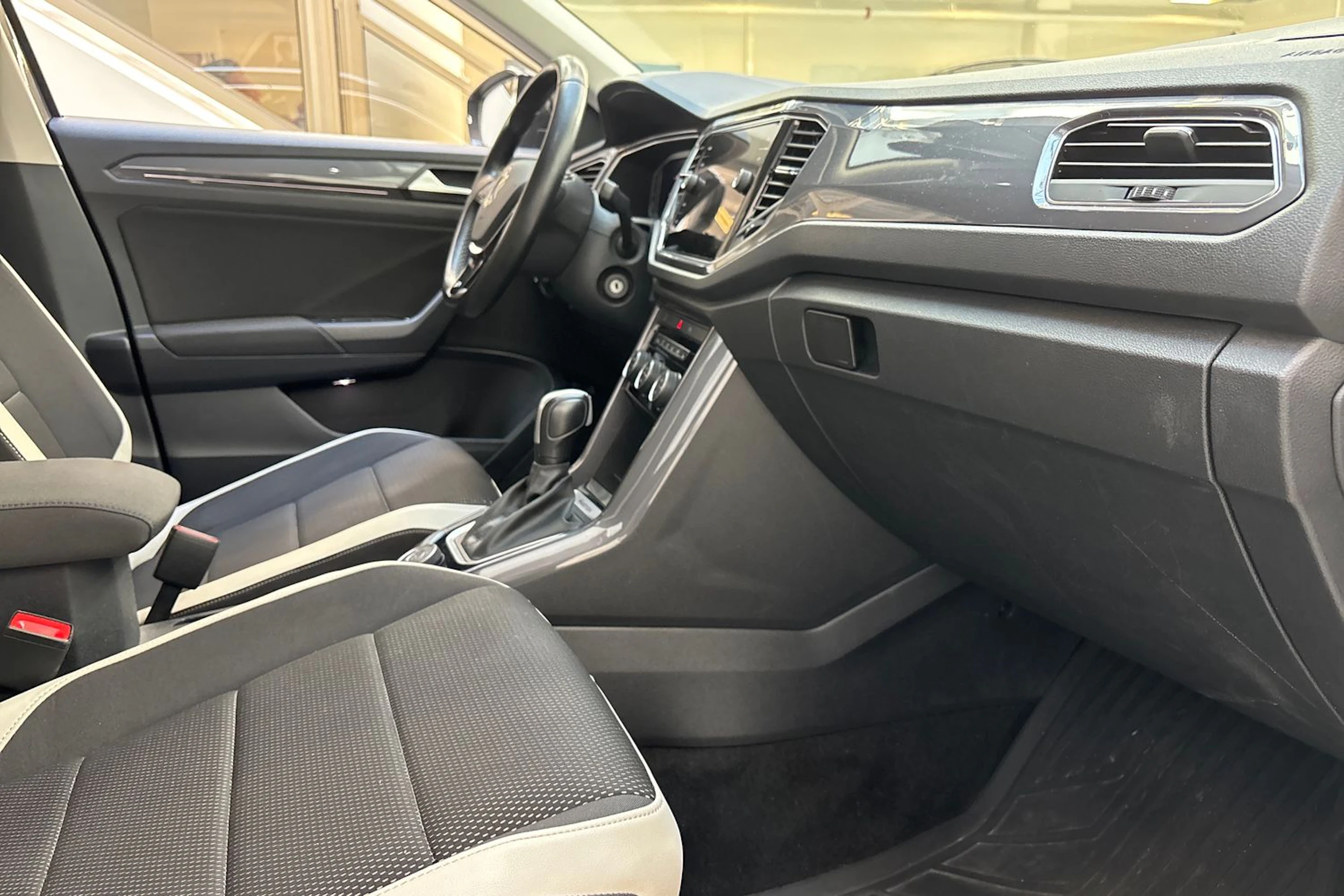 harmaa Volkswagen T-Roc 2021 kuva 26.