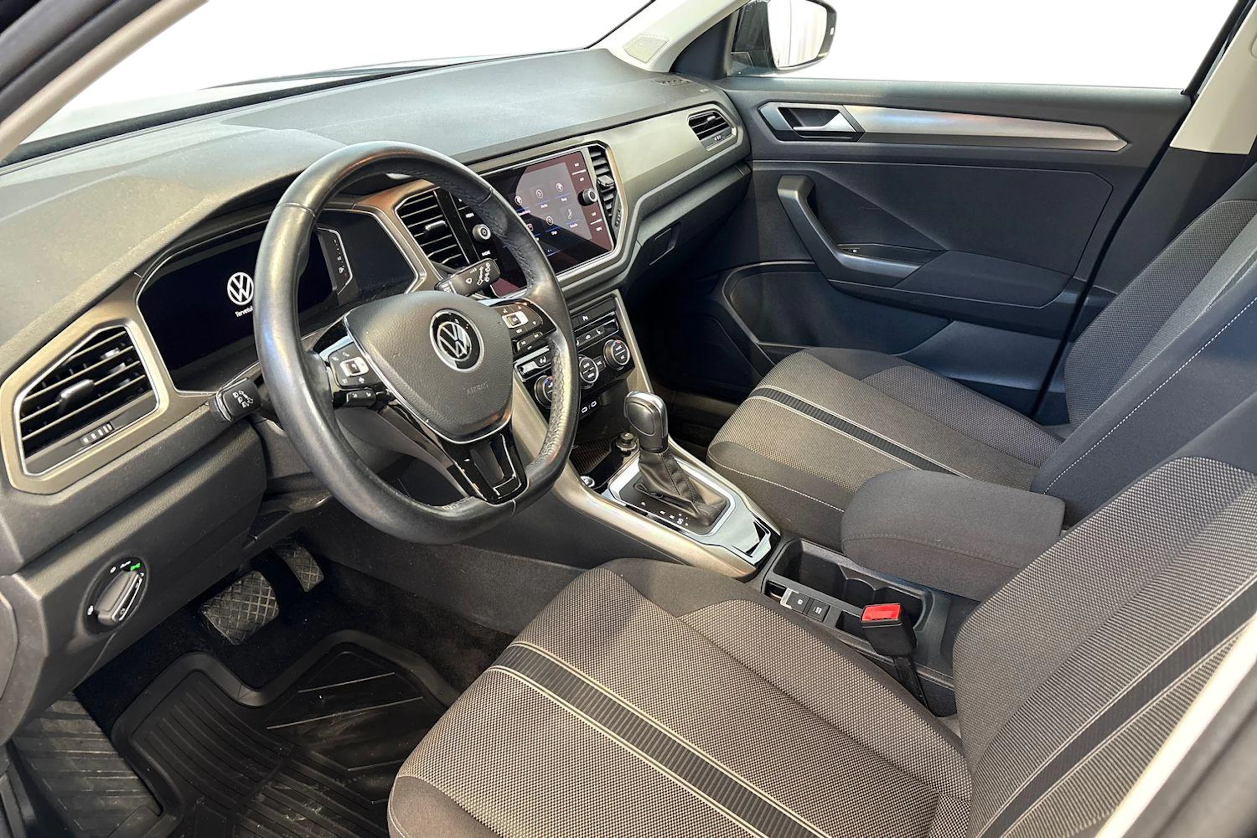 Musta Volkswagen T-Roc 2021 kuva 6.
