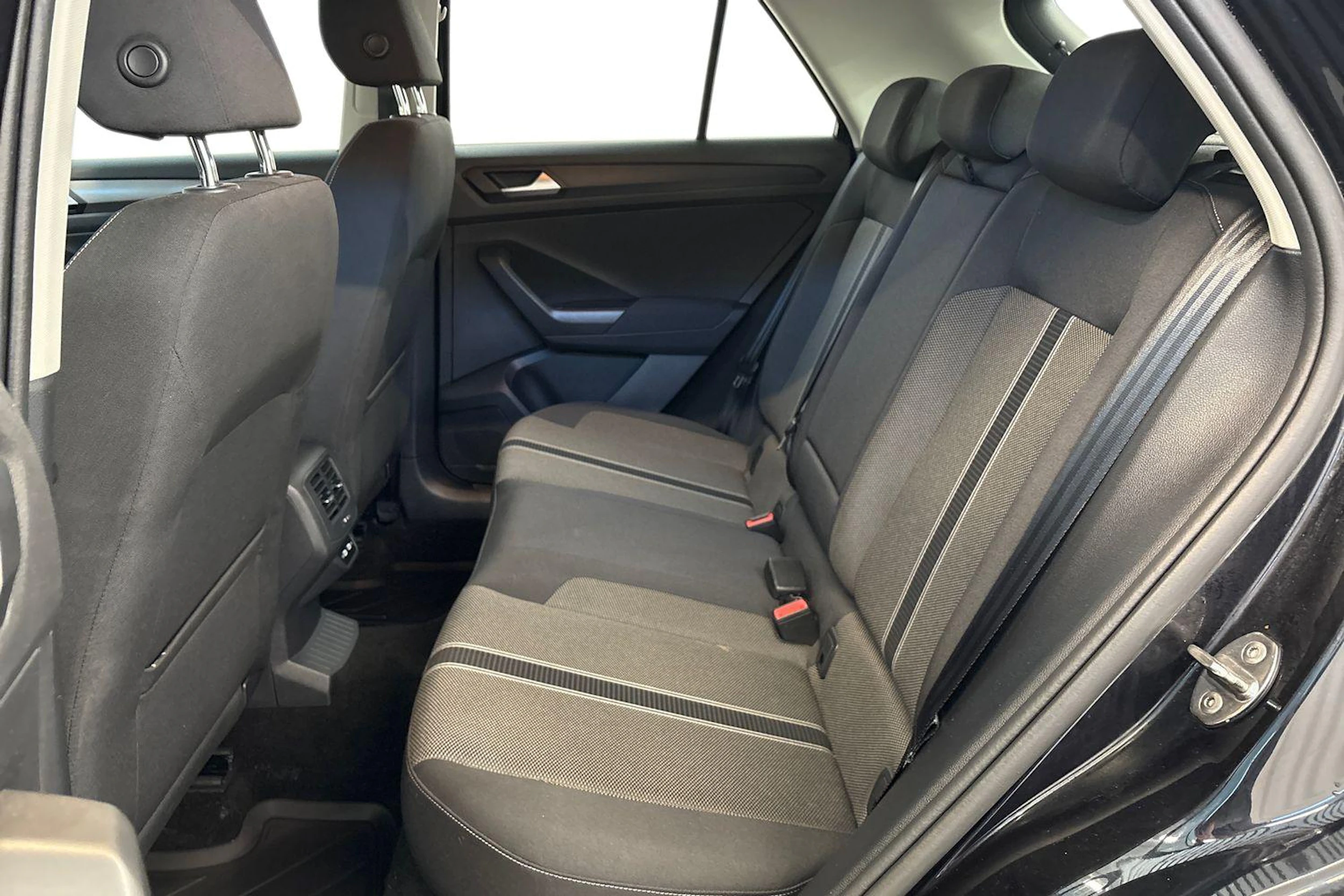 Musta Volkswagen T-Roc 2021 kuva 8.