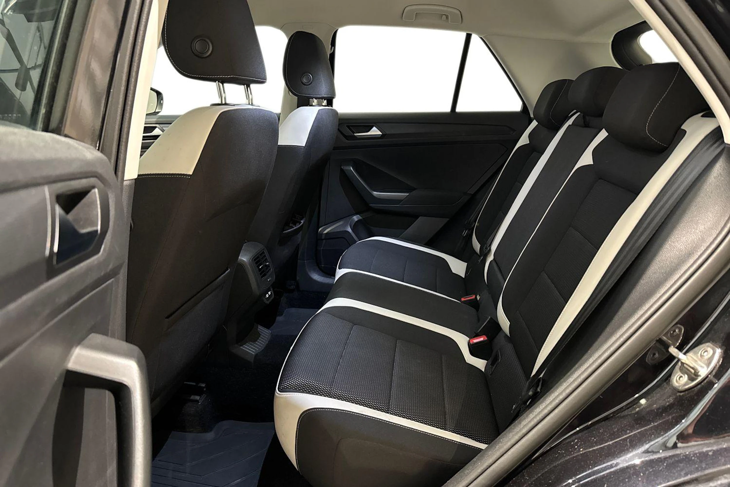 musta Volkswagen T-Roc 2021 kuva 11.