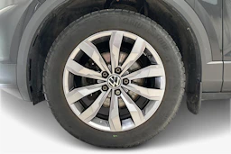 musta Volkswagen T-Roc 2021 kuva 12.
