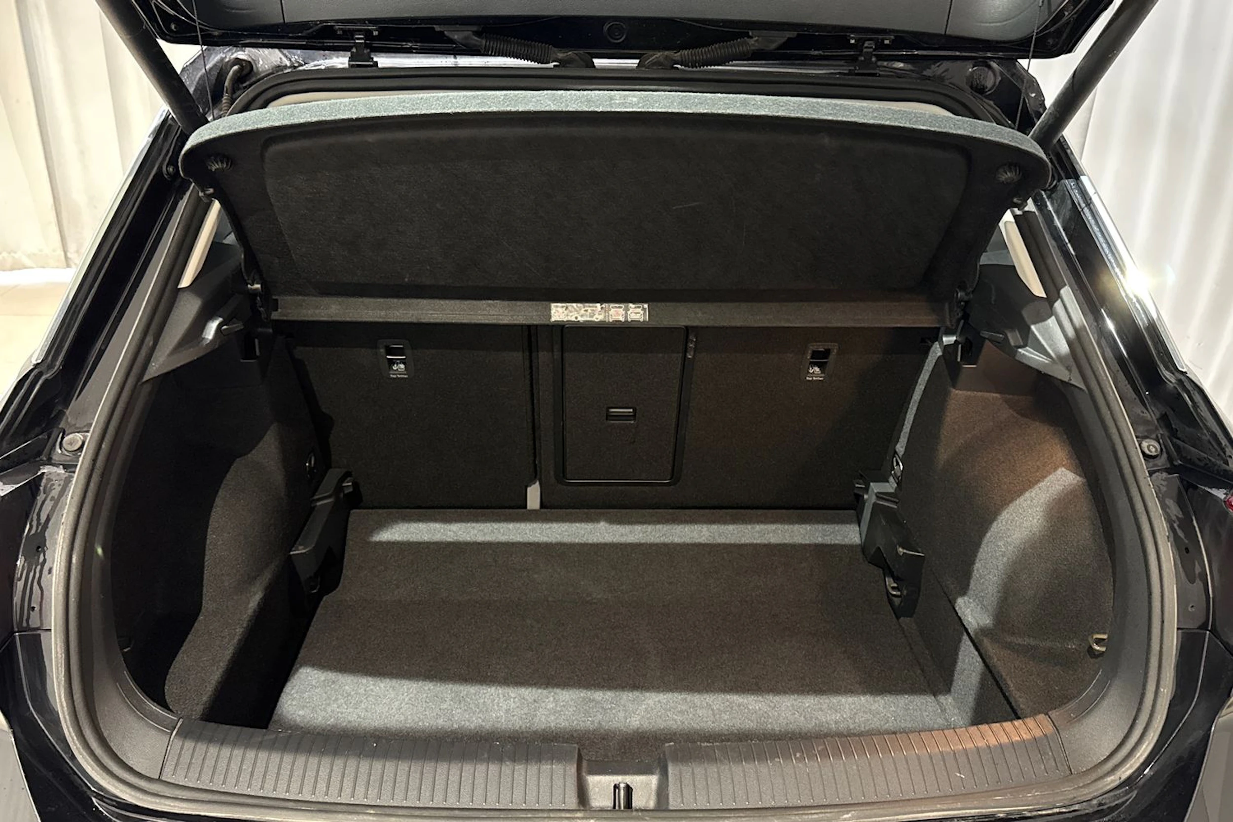 musta Volkswagen T-Roc 2021 kuva 15.