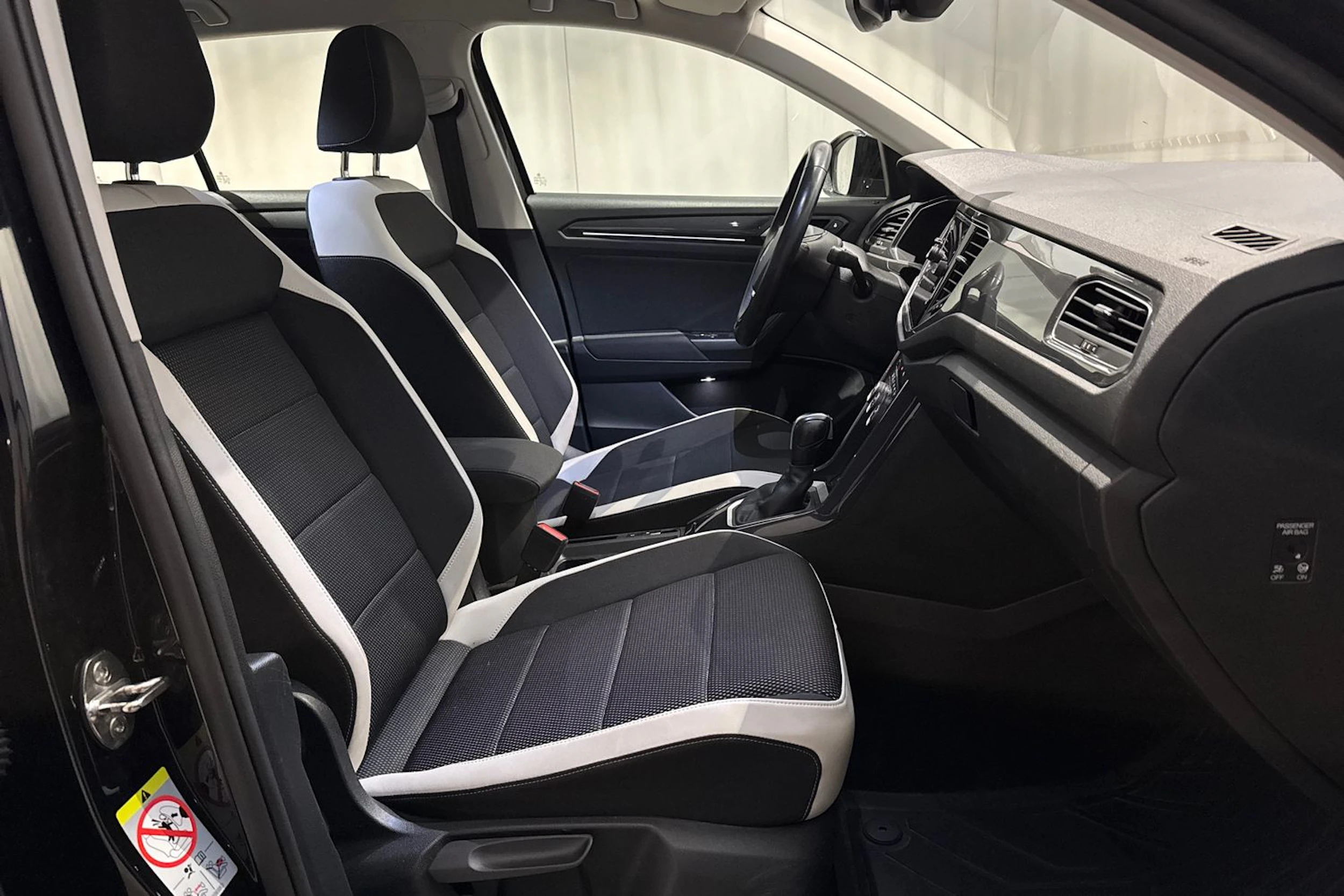 musta Volkswagen T-Roc 2021 kuva 17.