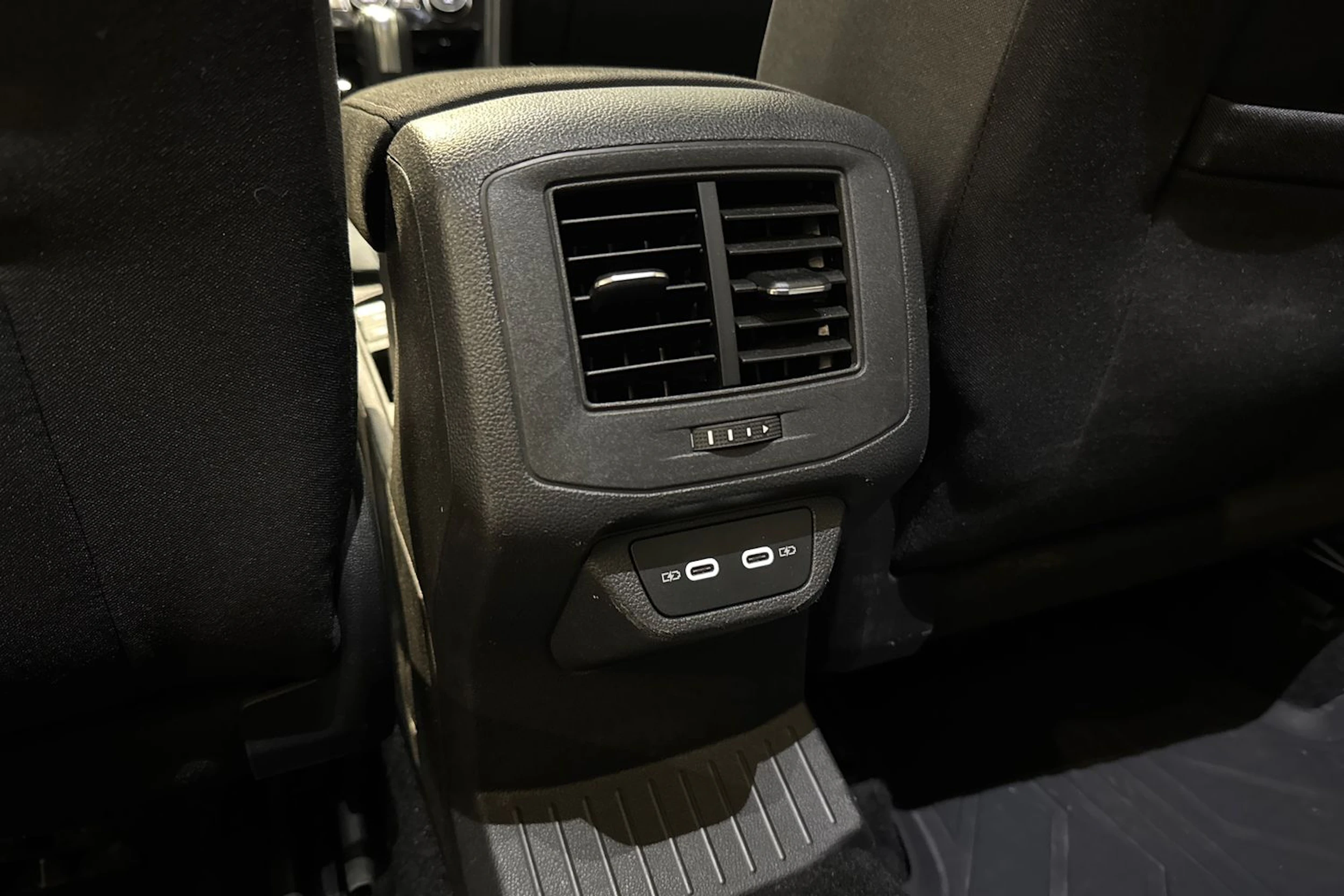 musta Volkswagen T-Roc 2021 kuva 18.