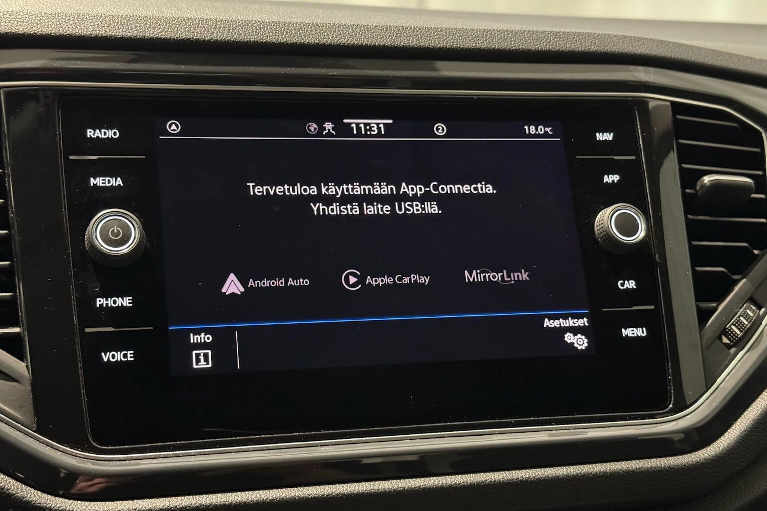 musta Volkswagen T-Roc 2021 kuva 25.
