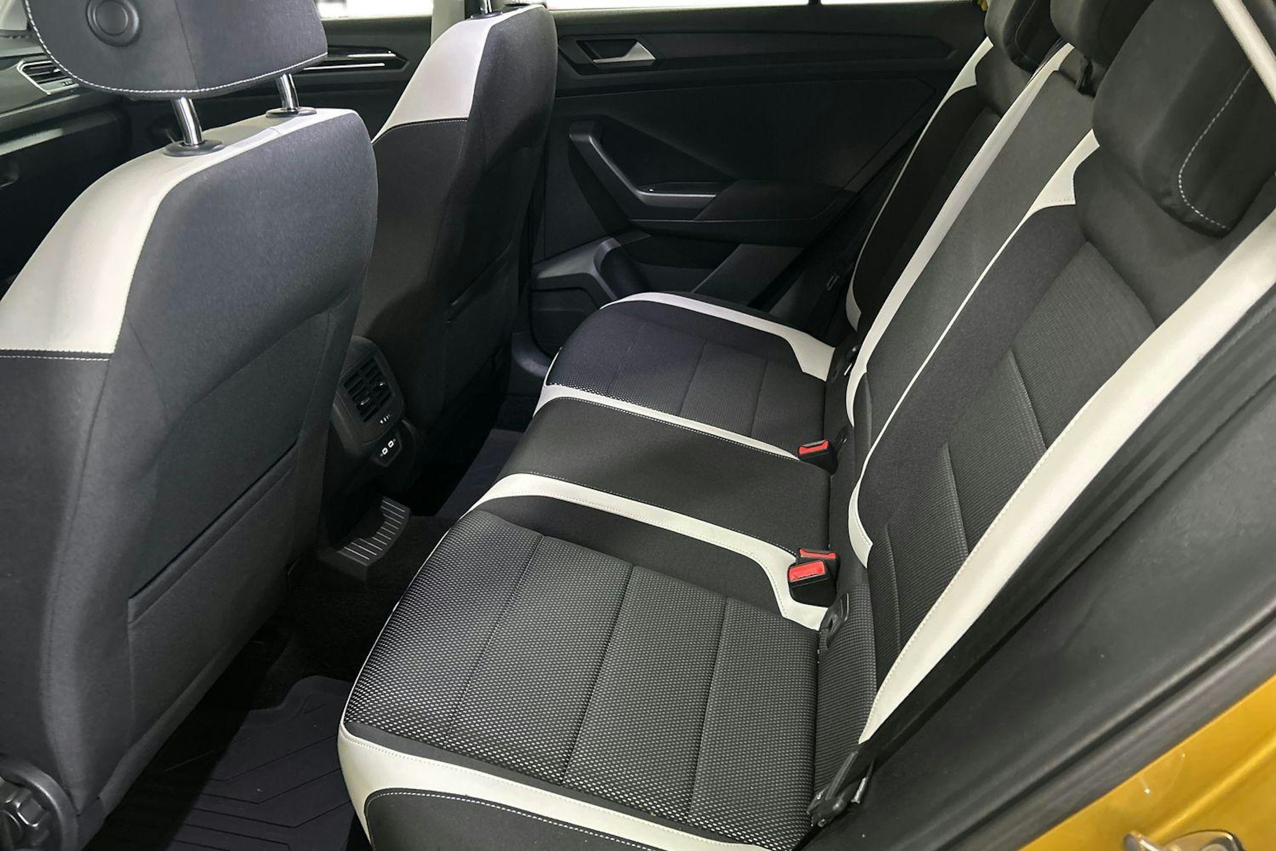 keltainen Volkswagen T-Roc 2021 kuva 13.