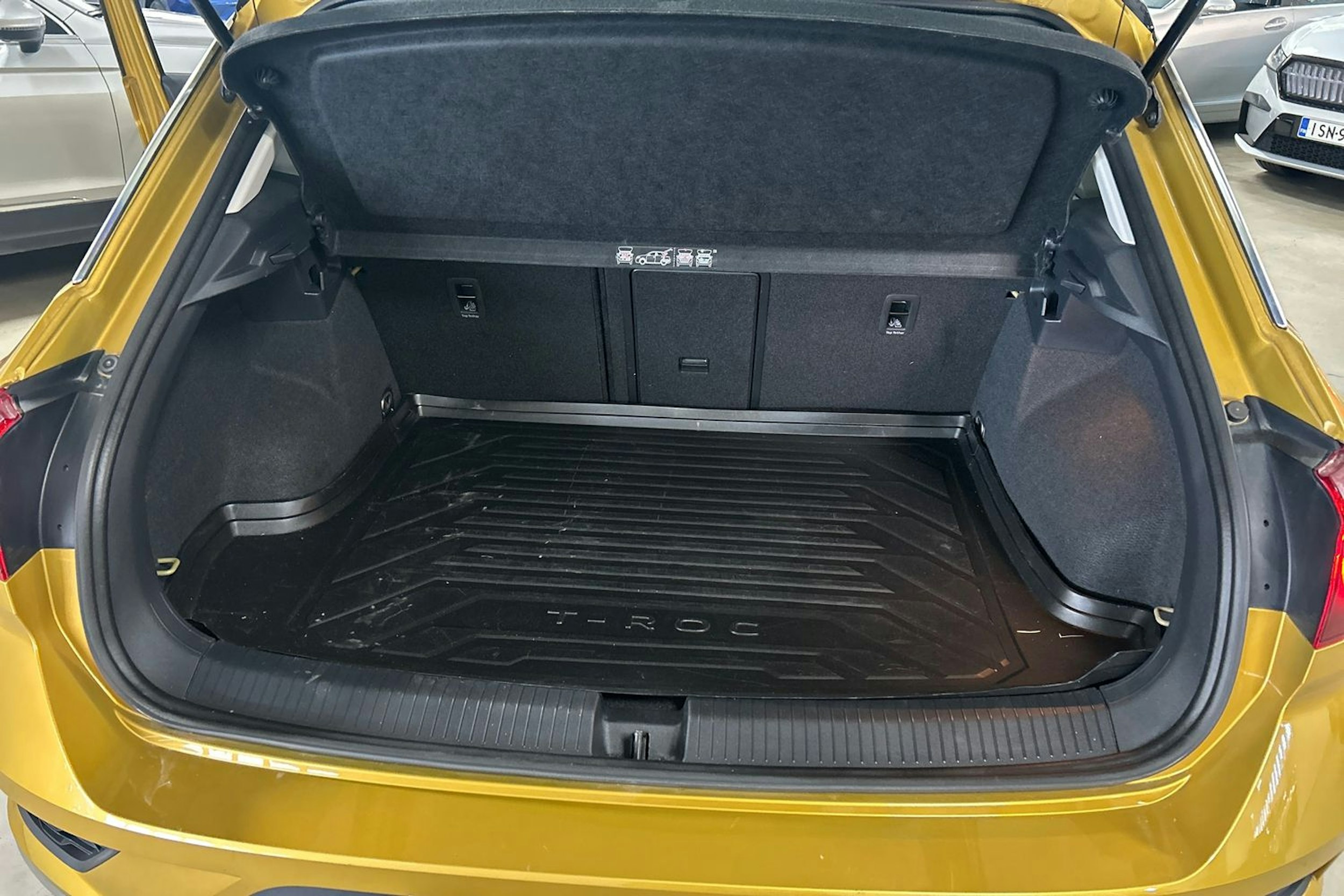 keltainen Volkswagen T-Roc 2021 kuva 17.