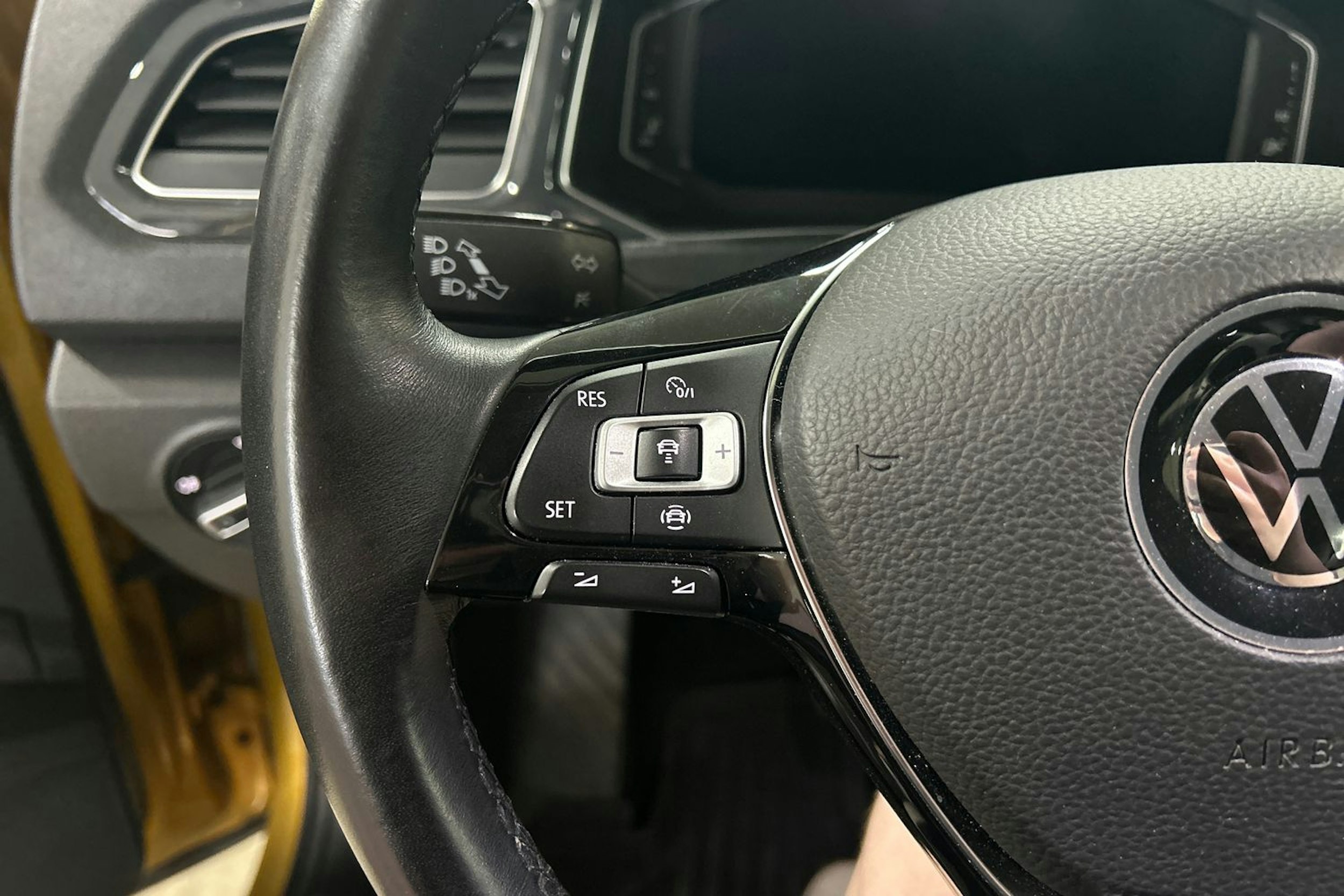 keltainen Volkswagen T-Roc 2021 kuva 18.