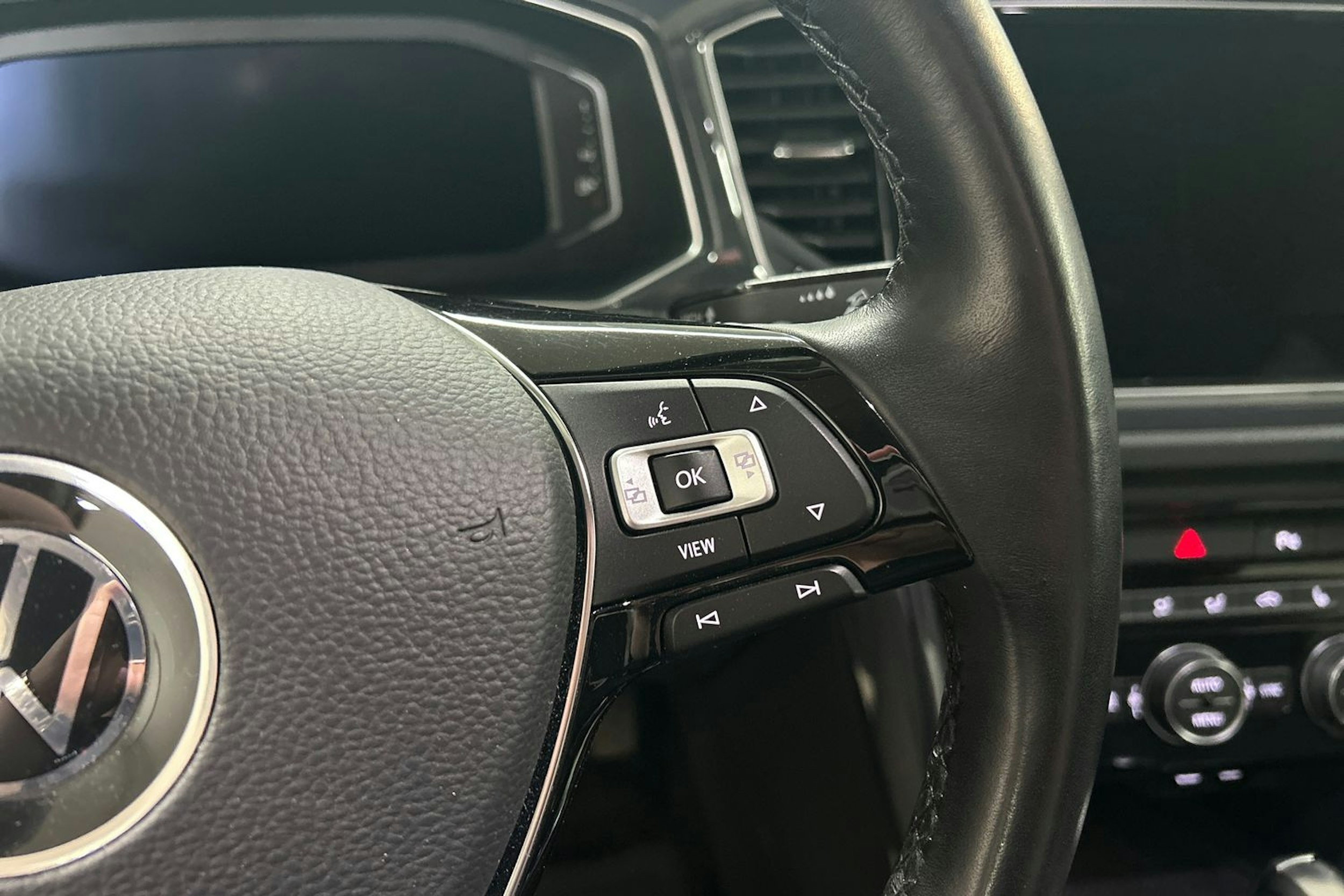 keltainen Volkswagen T-Roc 2021 kuva 19.