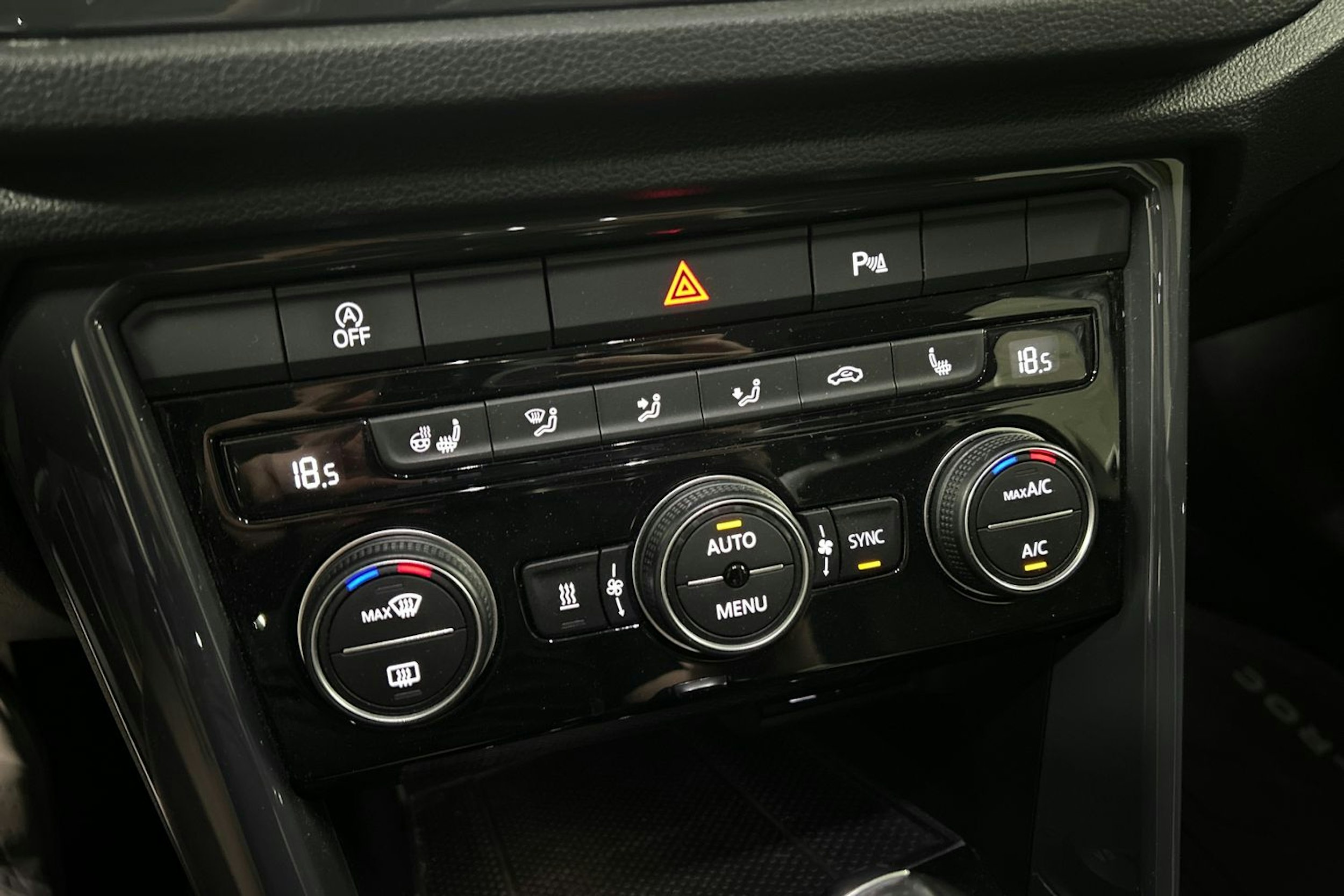 keltainen Volkswagen T-Roc 2021 kuva 27.