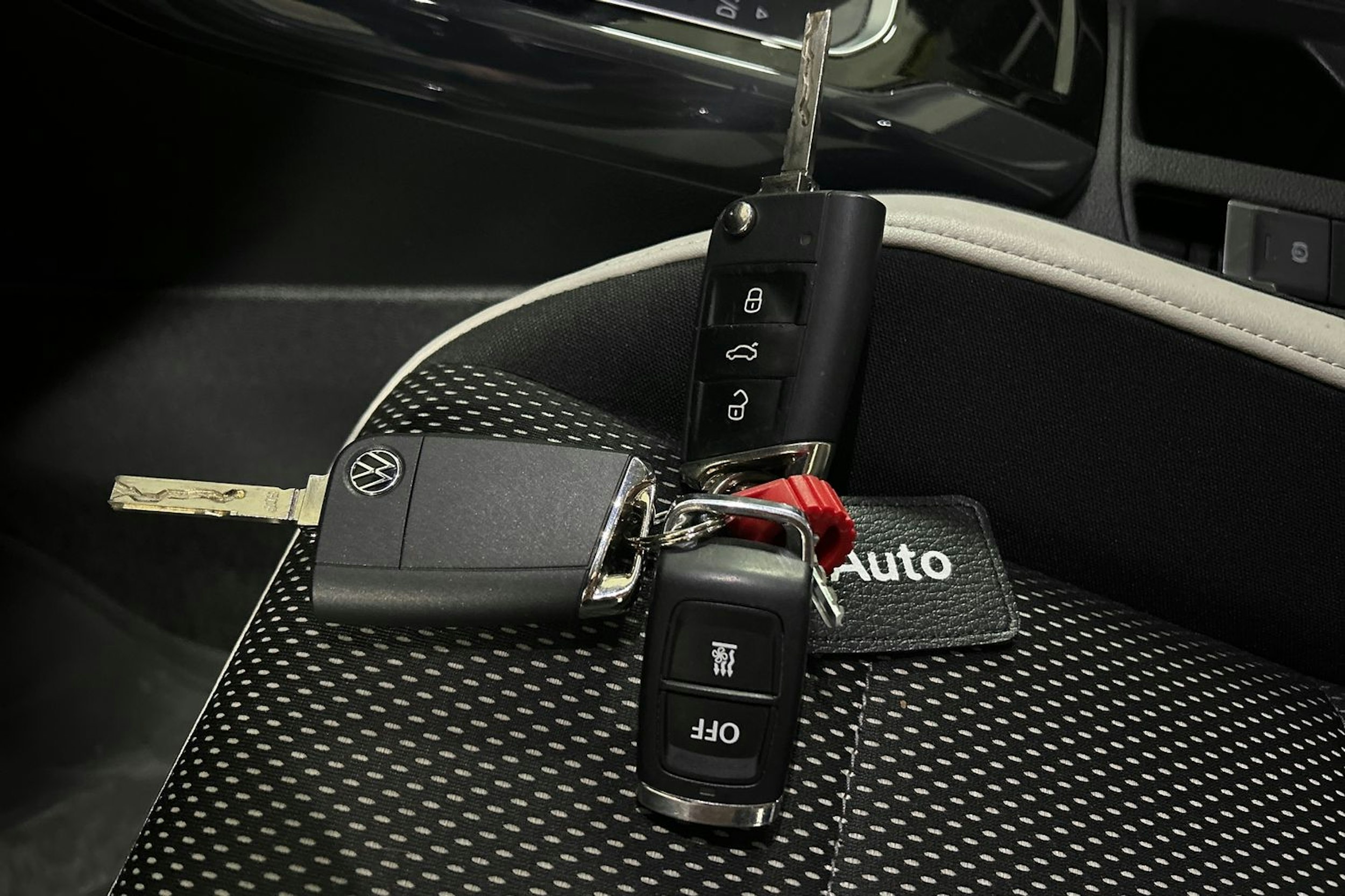 keltainen Volkswagen T-Roc 2021 kuva 30.