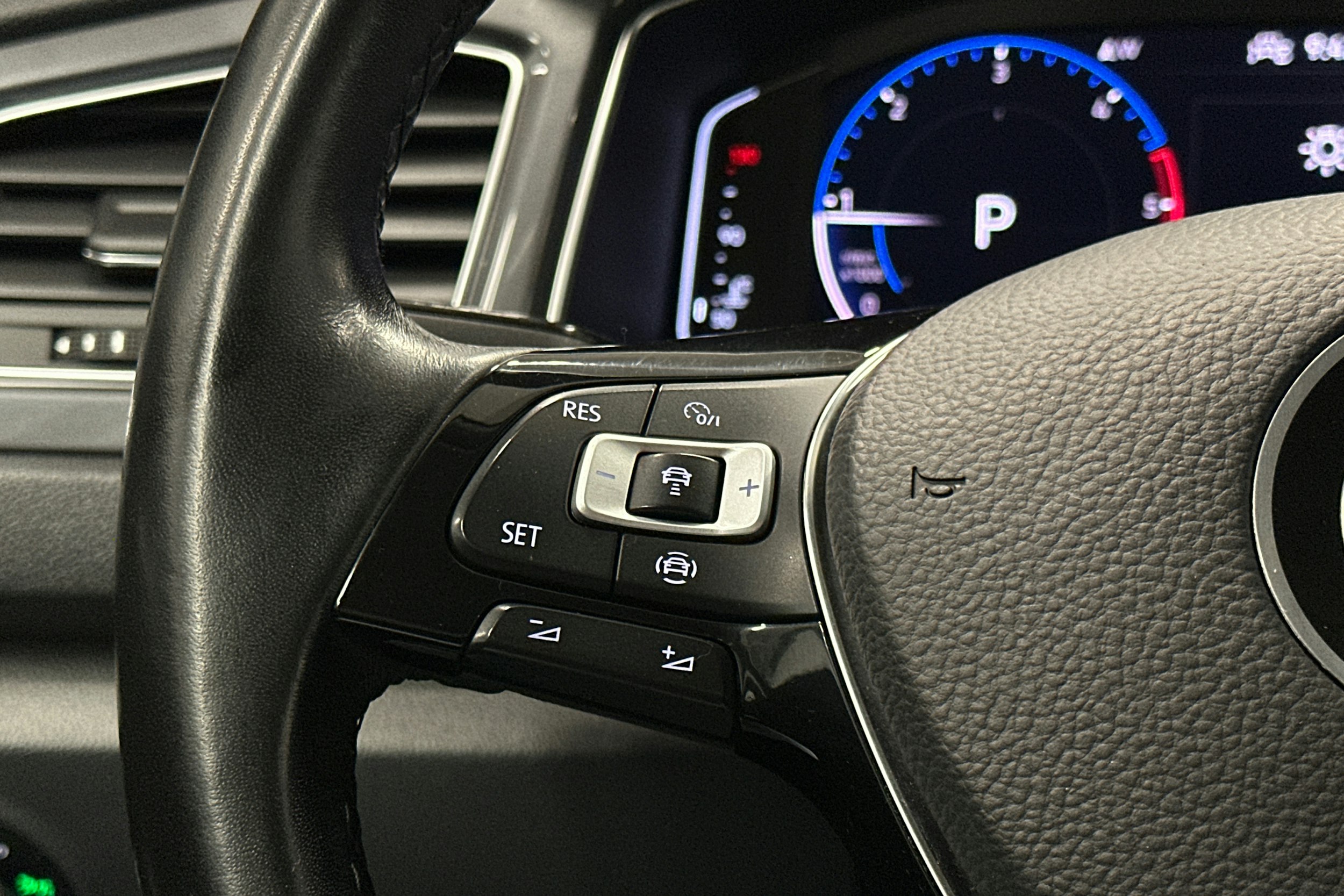 harmaa Volkswagen T-Roc 2021 kuva 17.