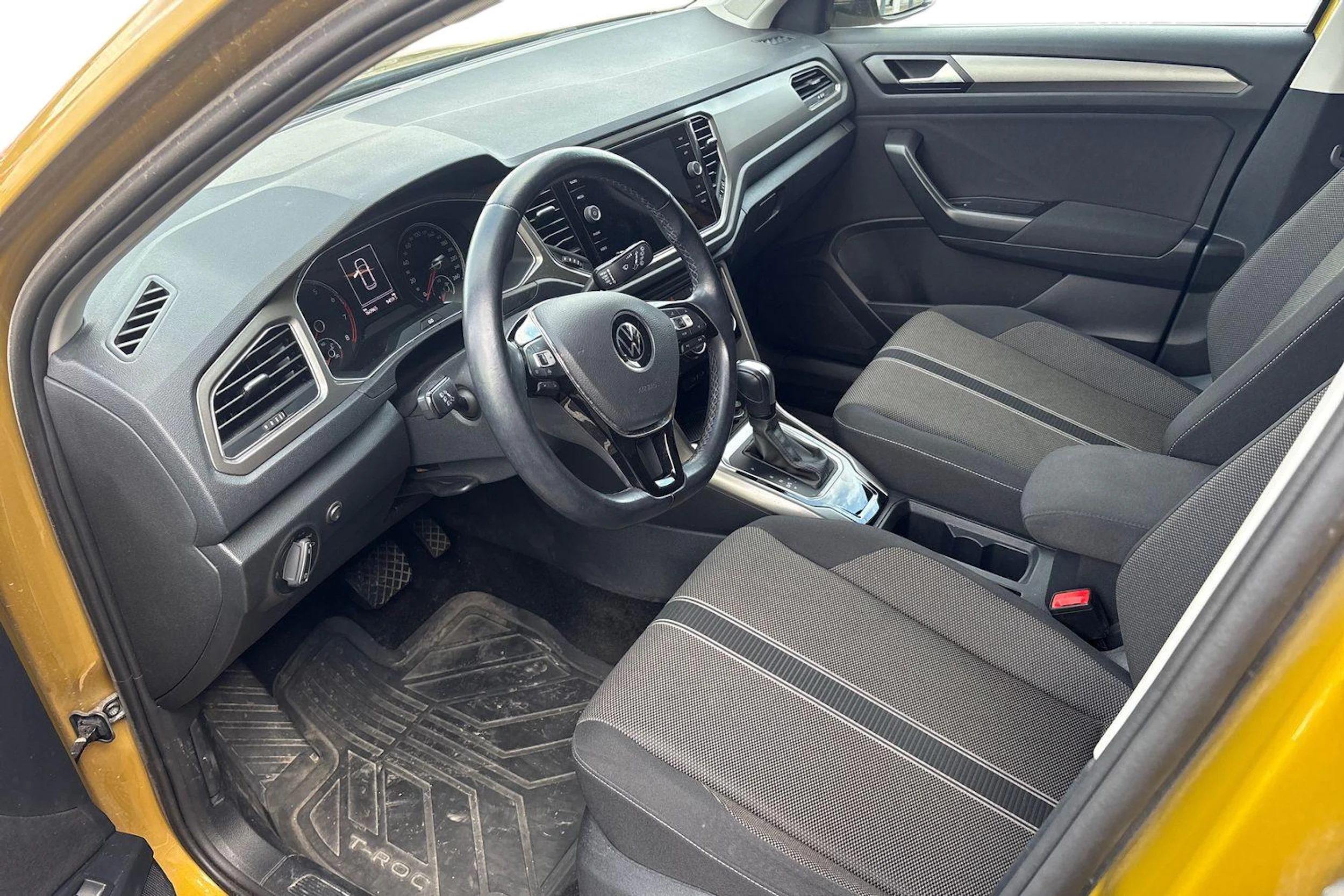 keltainen Volkswagen T-Roc 2021 kuva 3.