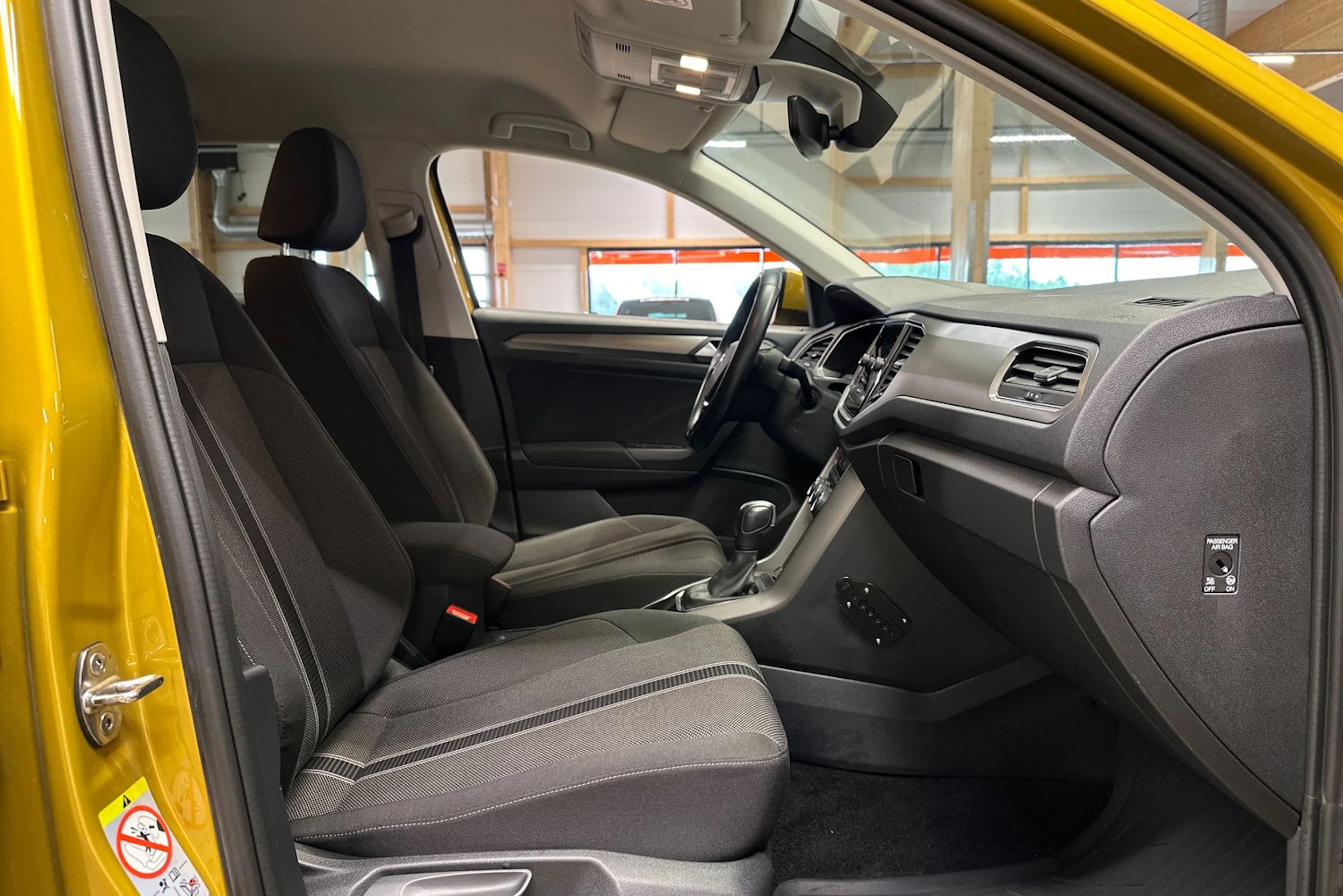 keltainen Volkswagen T-Roc 2021 kuva 11.