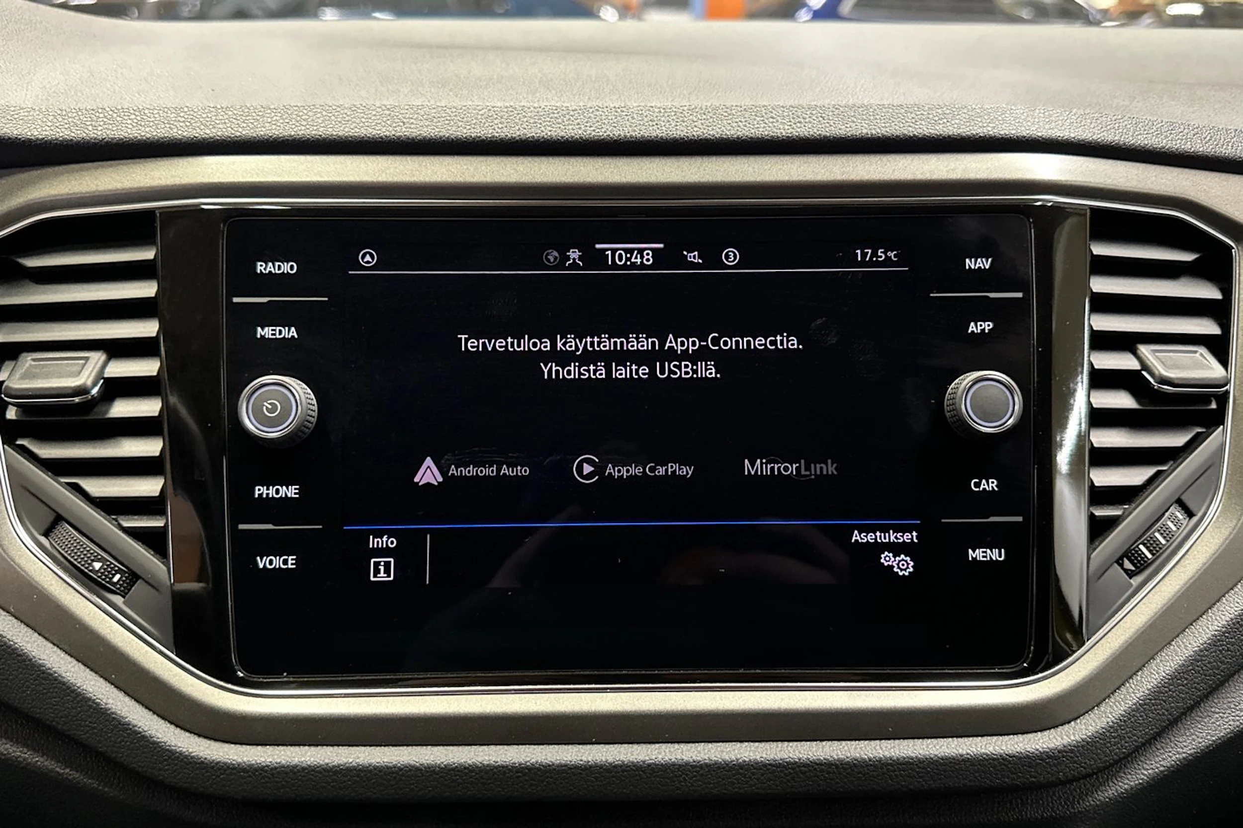keltainen Volkswagen T-Roc 2021 kuva 15.