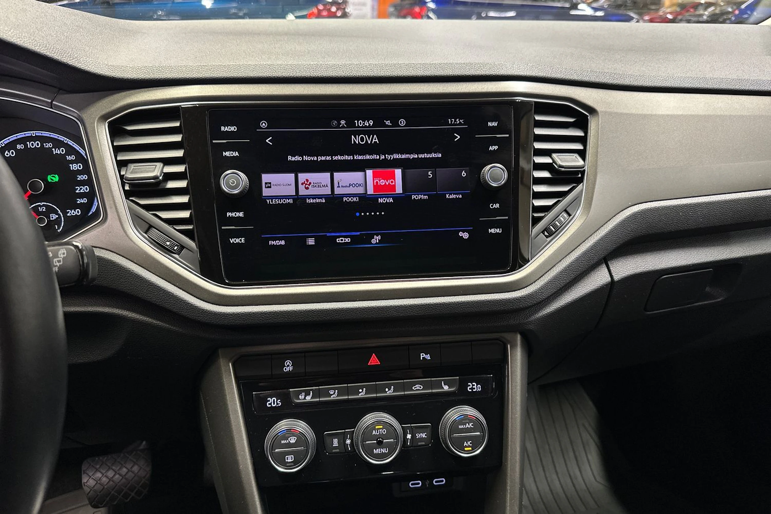 keltainen Volkswagen T-Roc 2021 kuva 16.