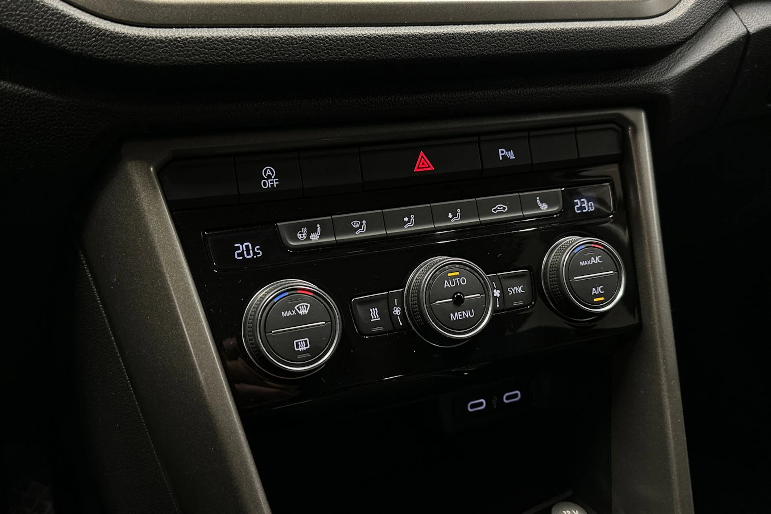 keltainen Volkswagen T-Roc 2021 kuva 18.
