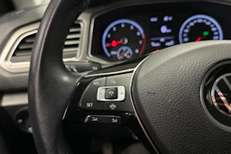 keltainen Volkswagen T-Roc 2021 kuva 22.