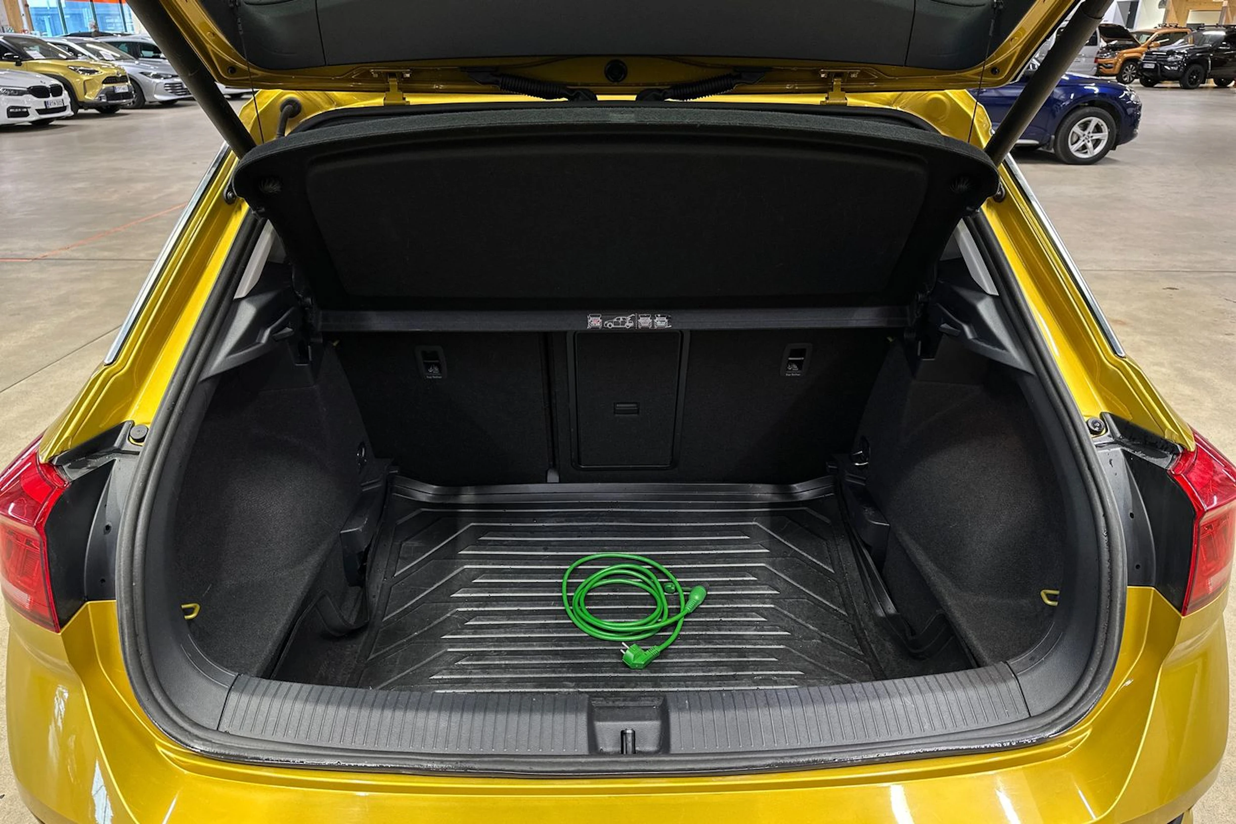 keltainen Volkswagen T-Roc 2021 kuva 25.
