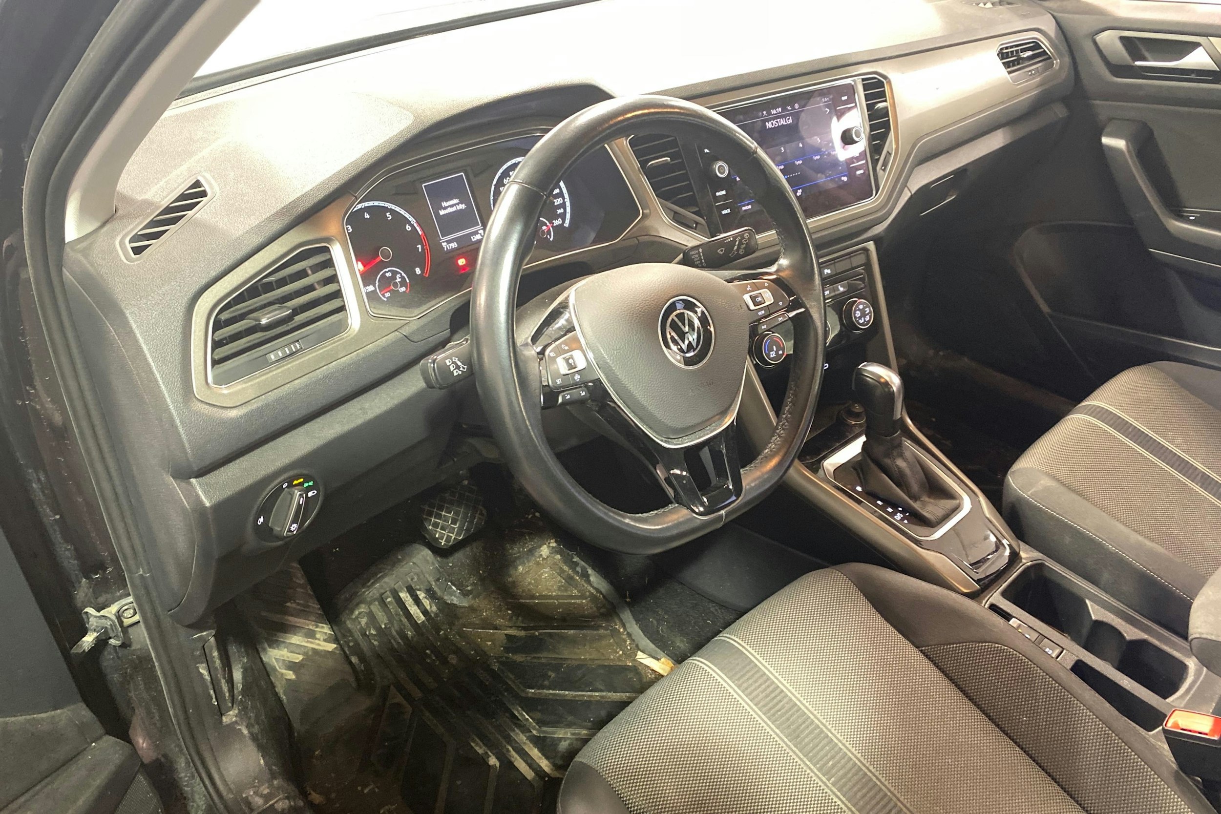 Musta Volkswagen T-Roc 2021 kuva 3.