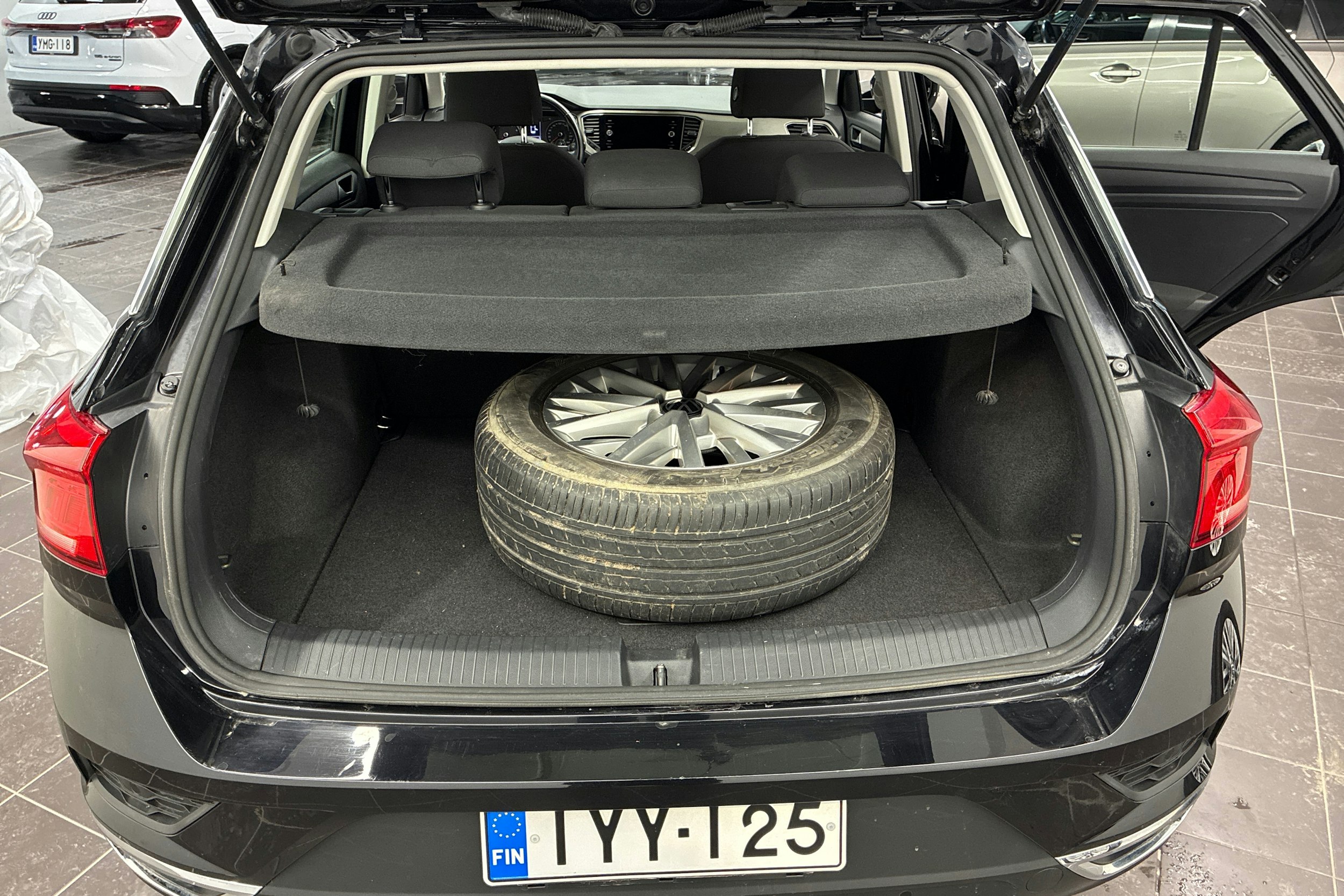 Musta Volkswagen T-Roc 2021 kuva 14.